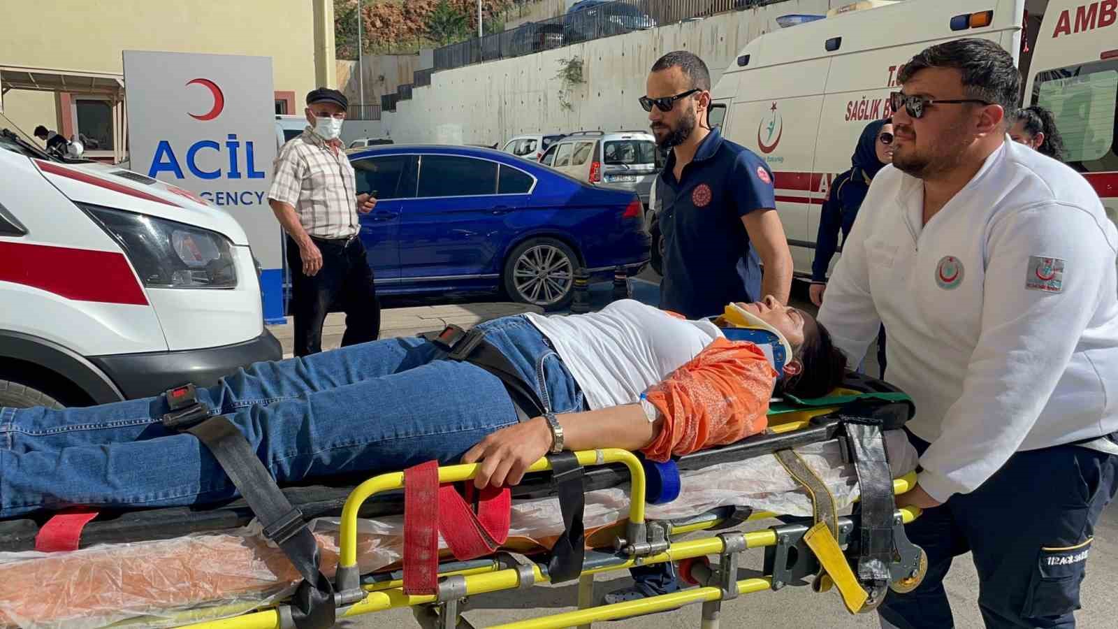 ANTALYA’NIN GAZİPAŞA İLÇESİNDE İKİ OTOMOBİLİN ÇARPIŞTIĞI KAZADA 1 KİŞİ YARALANDI.