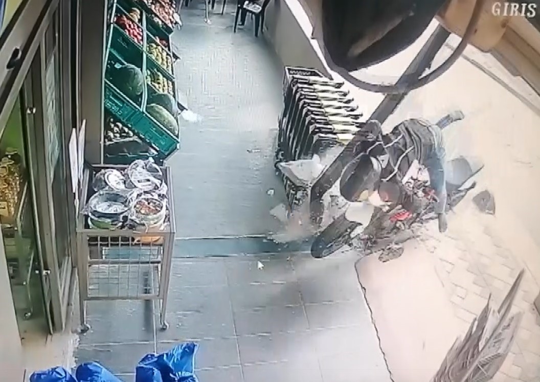 KOCAELİ'NİN GEBZE İLÇESİNDE HIZLA İLERLEYEN MOTOSİKLET VİRAJI ALAMAYINCA KALDIRIMIN ÜSTÜNE