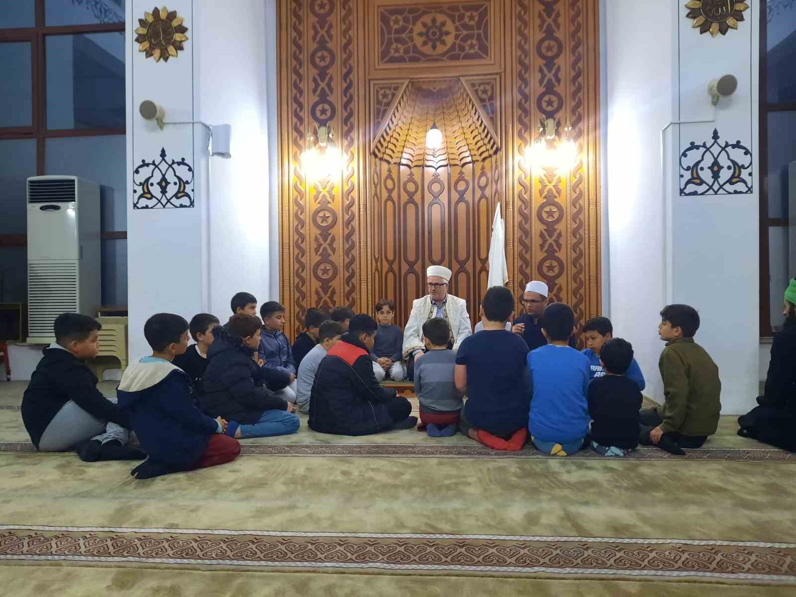 DÜZCE MÜFTÜLÜ GEÇ KALMA, GENÇ GEL TEMASIYLA GENÇLERİ CAMİYLE BULUŞTURUYOR