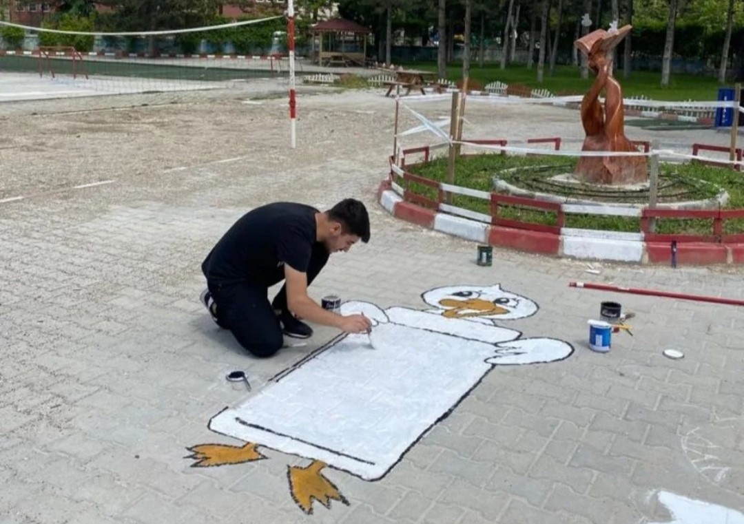 GEDİZ SHMYO ÖĞRENCİLERİNDEN İLKOKUL BAHÇESİNE RENKLİ ÇİZİMLER