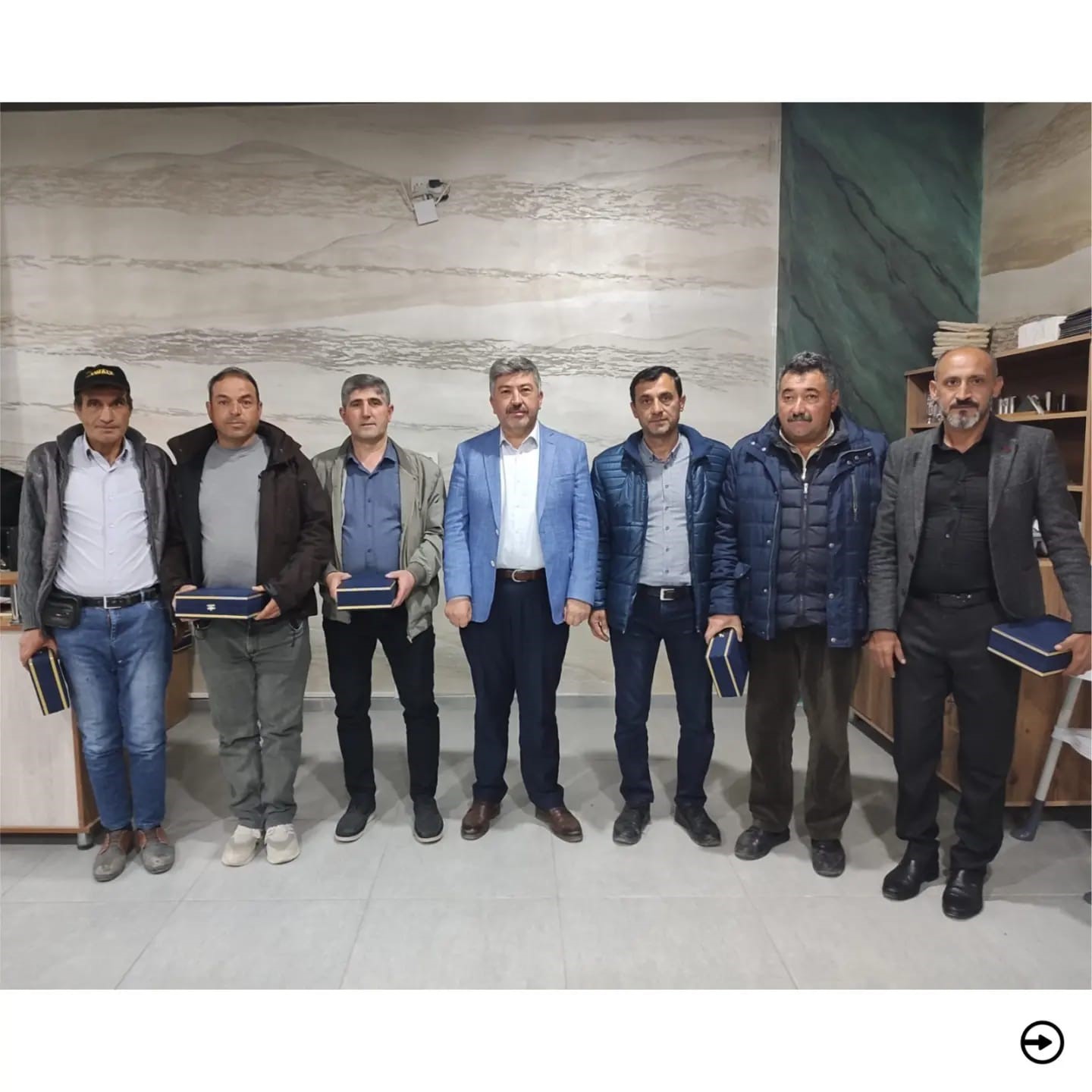 GEDİZ’DE EMEKLİYE AYRILAN BELEDİYE PERSONELİNE VEDA YEMEĞİ