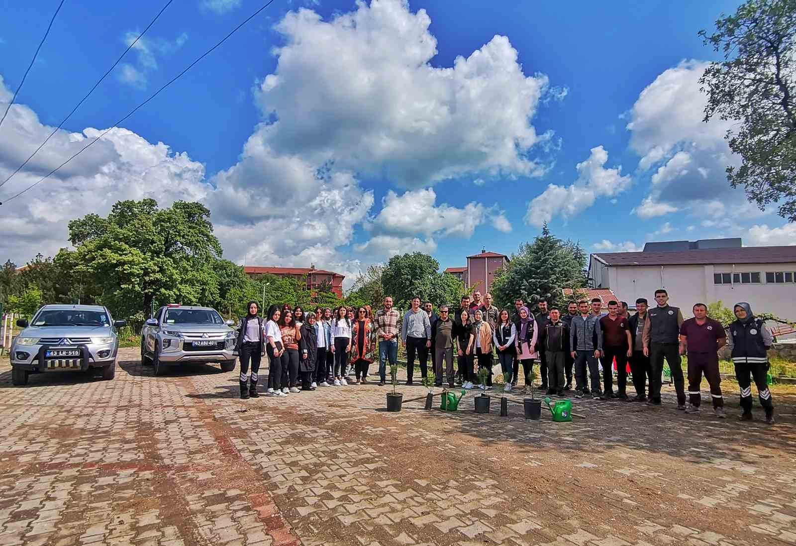 GEDİZ’DE GENÇLER 320 FİDANI TOPRAKLA BULUŞTURDU