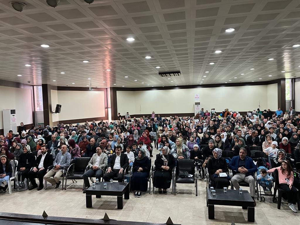 GEDİZ’DE MİNİK KUR’AN KURSU ÖĞRENCİLERİNDEN YIL SONU GÖSTERİSİ