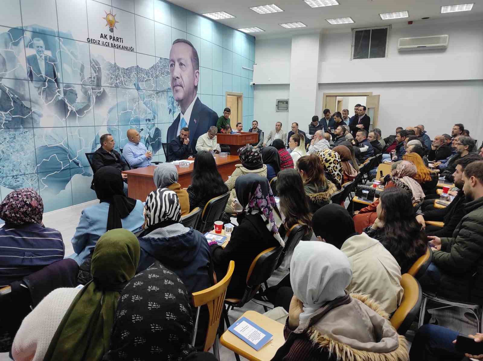 GEDİZ AK PARTİDE SANDIKLARDA GÖREV ALACAK ÜYELERLE TOPLANTI YAPILDI