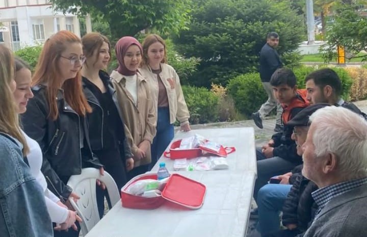 GEDİZ’DE ÜNİVERSİTE ÖĞRENCİLERİNDEN VATANDAŞA DEPREM ÇANTASI EĞİTİMİ