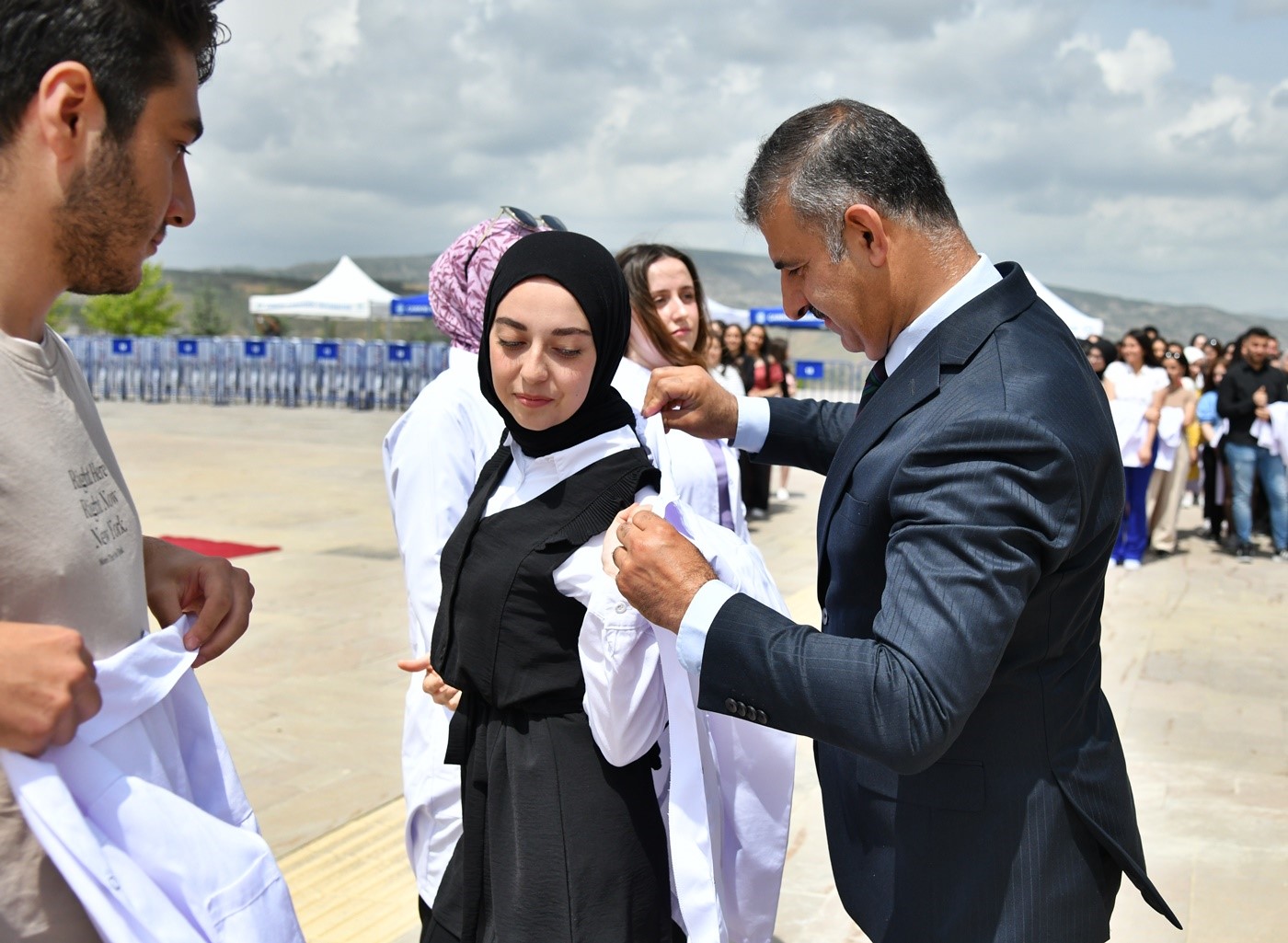 ÇANKIRI KARATEKİN ÜNİVERSİTESİ'NDE DÜZENLENEN TÖRENDE HEMŞİRELİK BÖLÜMÜ ÖĞRENCİLERİ İLK KEZ