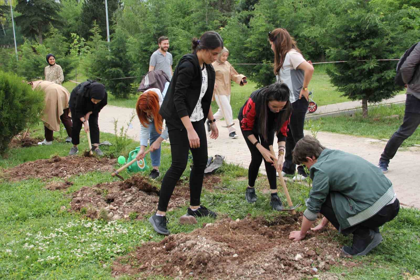 ESKİŞEHİR’DE GENÇLİK HAFTASI KUTLAMALARI ÇERÇEVESİNDE GELENEKSEL OKÇULUK TURNUVASI DÜZENLENİRKEN, FİDAN