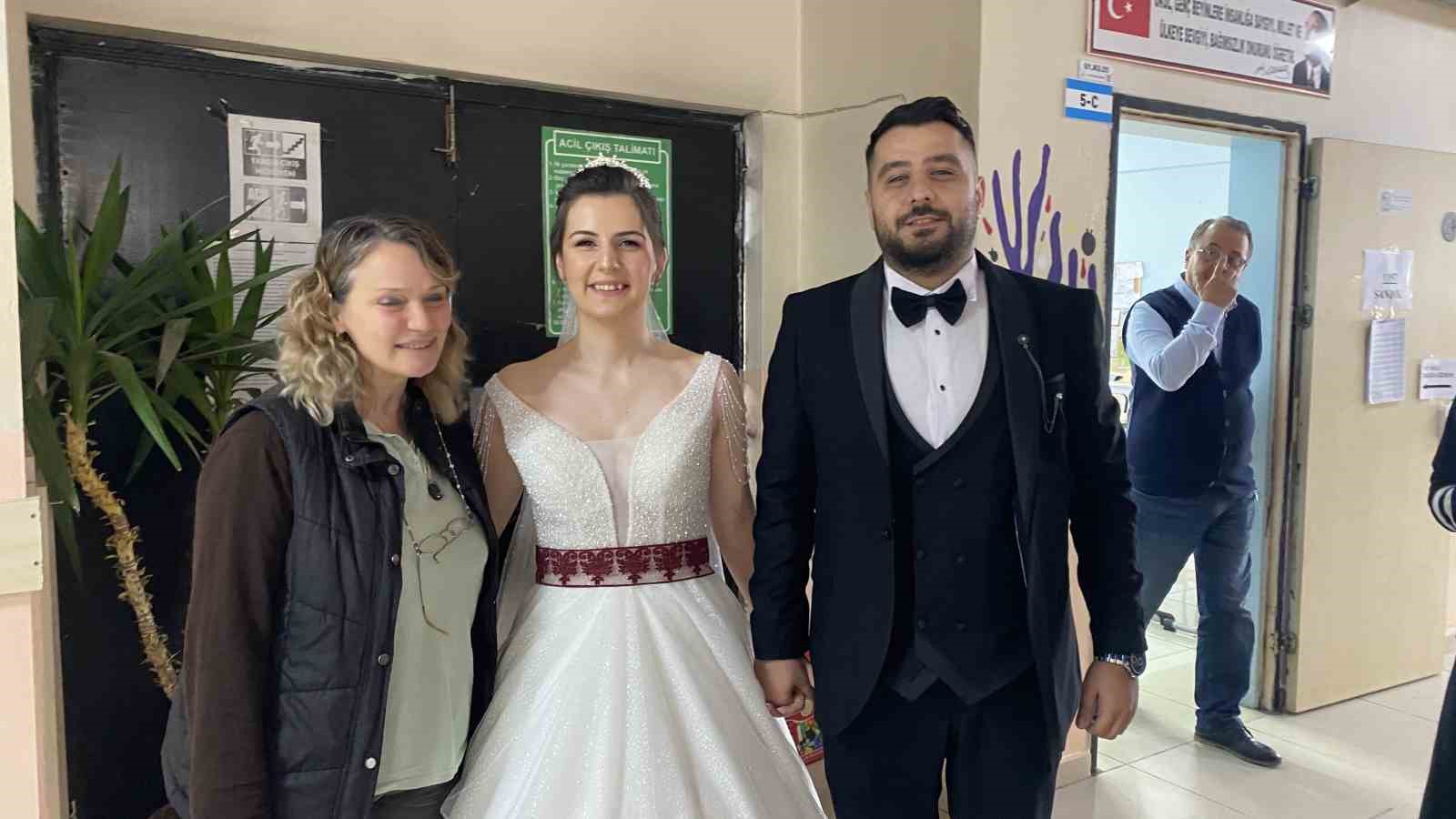 ZONGULDAK’TA ÇELİK-GİZEM ÇİFTİ DÜĞÜN ÖNCESİNDE OY KULLANDI.