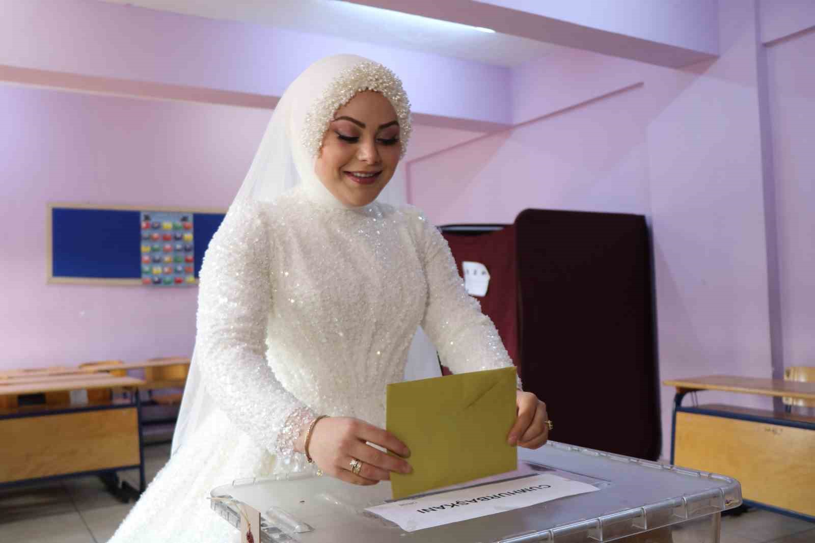 SAMSUN’DA SABAH NİKAH OLAN GENÇ ÇİFT, ÖĞLE SAATLERİNDE DE OY