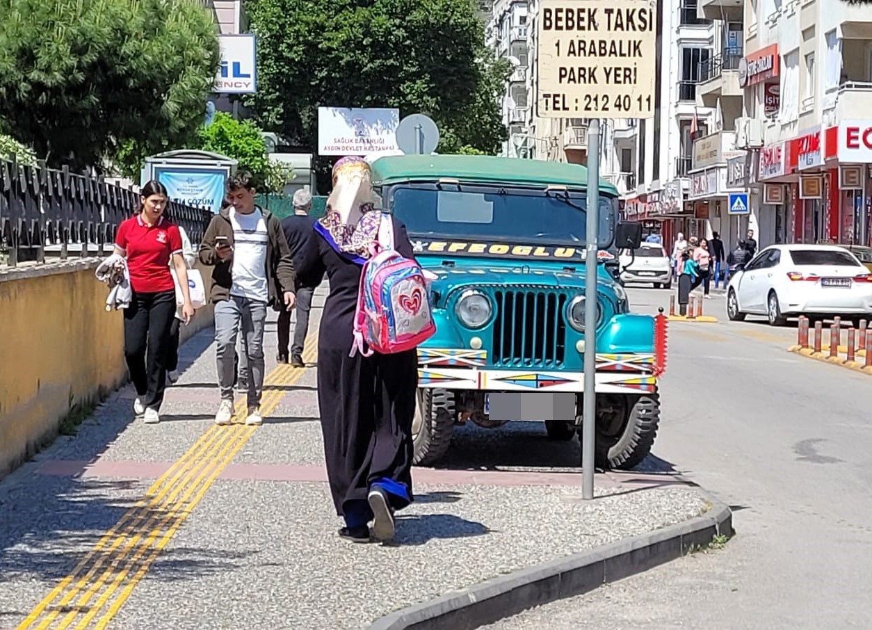 GELİŞİGÜZEL ARAÇ PARKLARI, YAYALARI ZOR DURUMA SOKUYOR