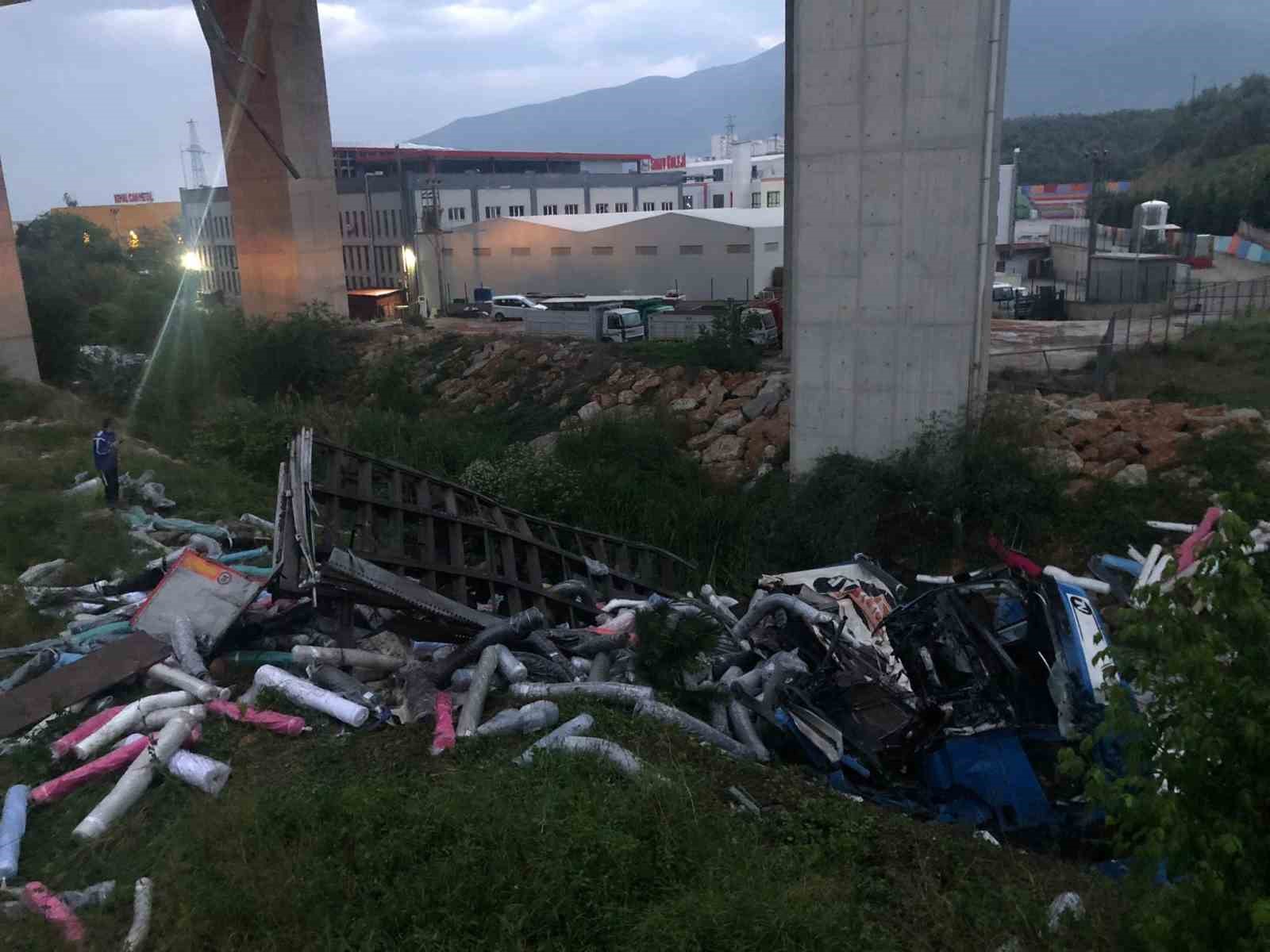 GEBZE-ORHANGAZİ-İZMİR OTOYOLU, GEMLİK VİYADÜĞÜNDE MEYDANA GELEN TRAFİK KAZASINDA KUMAŞ YÜKLÜ