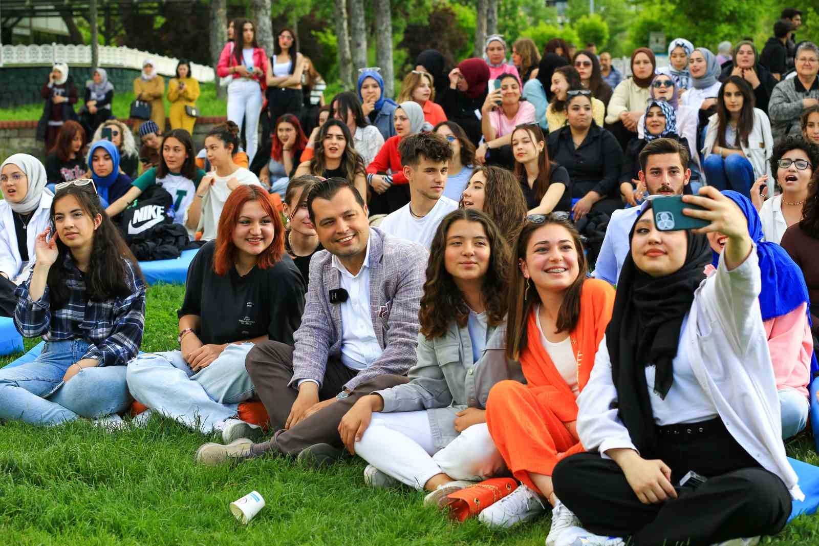 GENÇLERE YÖNELİK BİRÇOK ÖNEMLİ PROJEYİ HAYATA GEÇİREN UŞAK BELEDİYESİ GENÇ