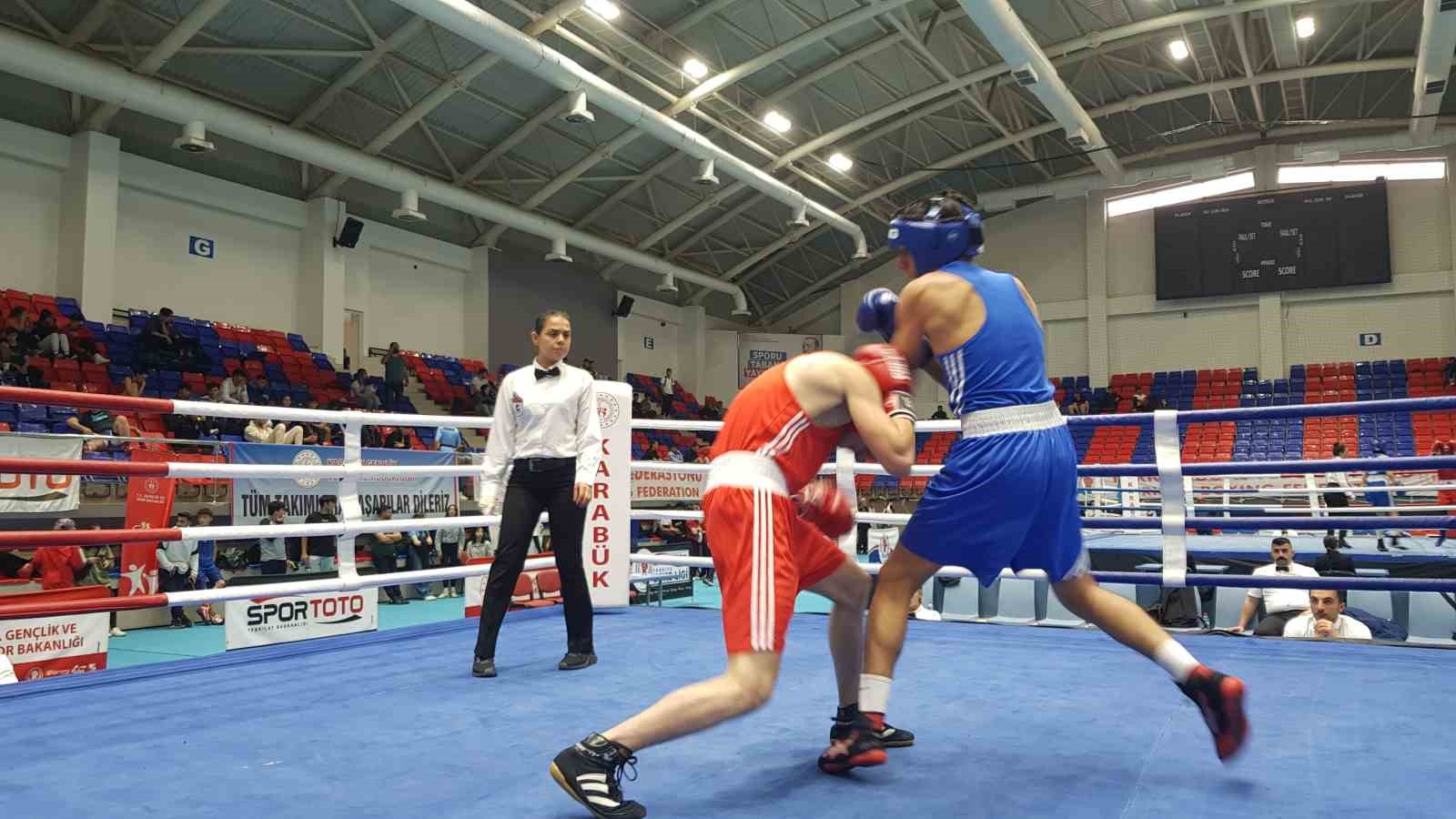 KARABÜK’TE OKUL SPORLARI ÇERÇEVESİNDE DÜZENLENEN GENÇLER A TÜRKİYE BOKS ŞAMPİYONASI,