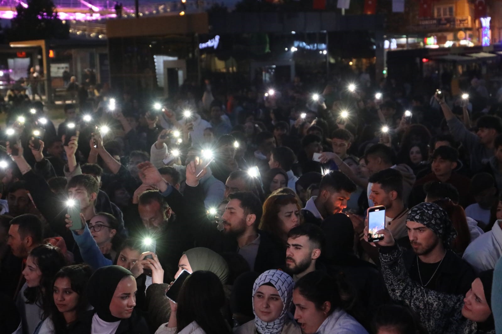 GENÇLER, İZMİT BELEDİYESİ'NİN DÜZENLEDİĞİ BAHAR KONSERİNE YOĞUN İLGİ GÖSTEREREK DOYASIYA