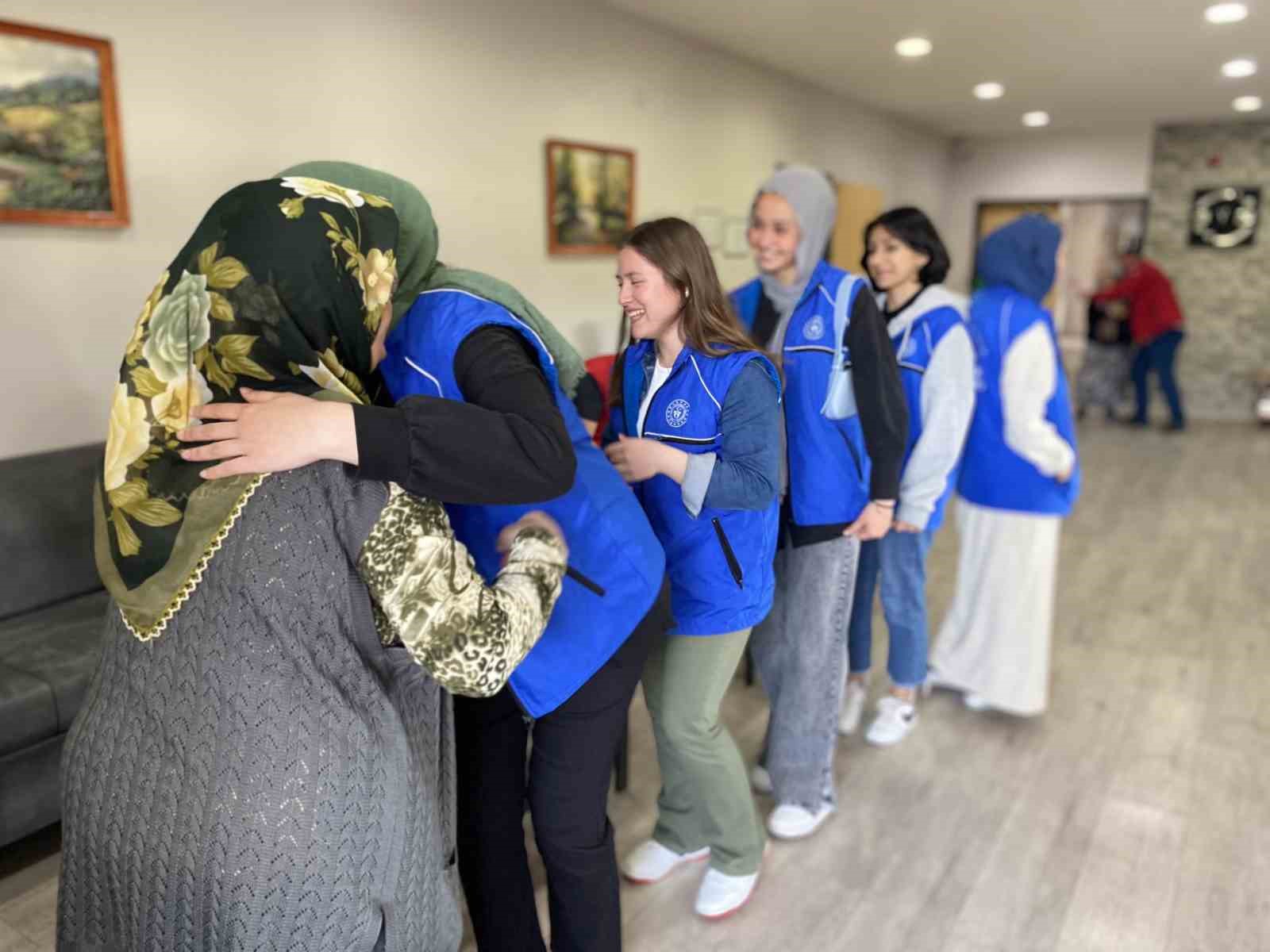 15-21 MAYIS TARİHLERİ ARASINDA KUTLANAN GENÇLİK HAFTASINDA DÜZCELİ GENÇLER HUZUREVİNDE