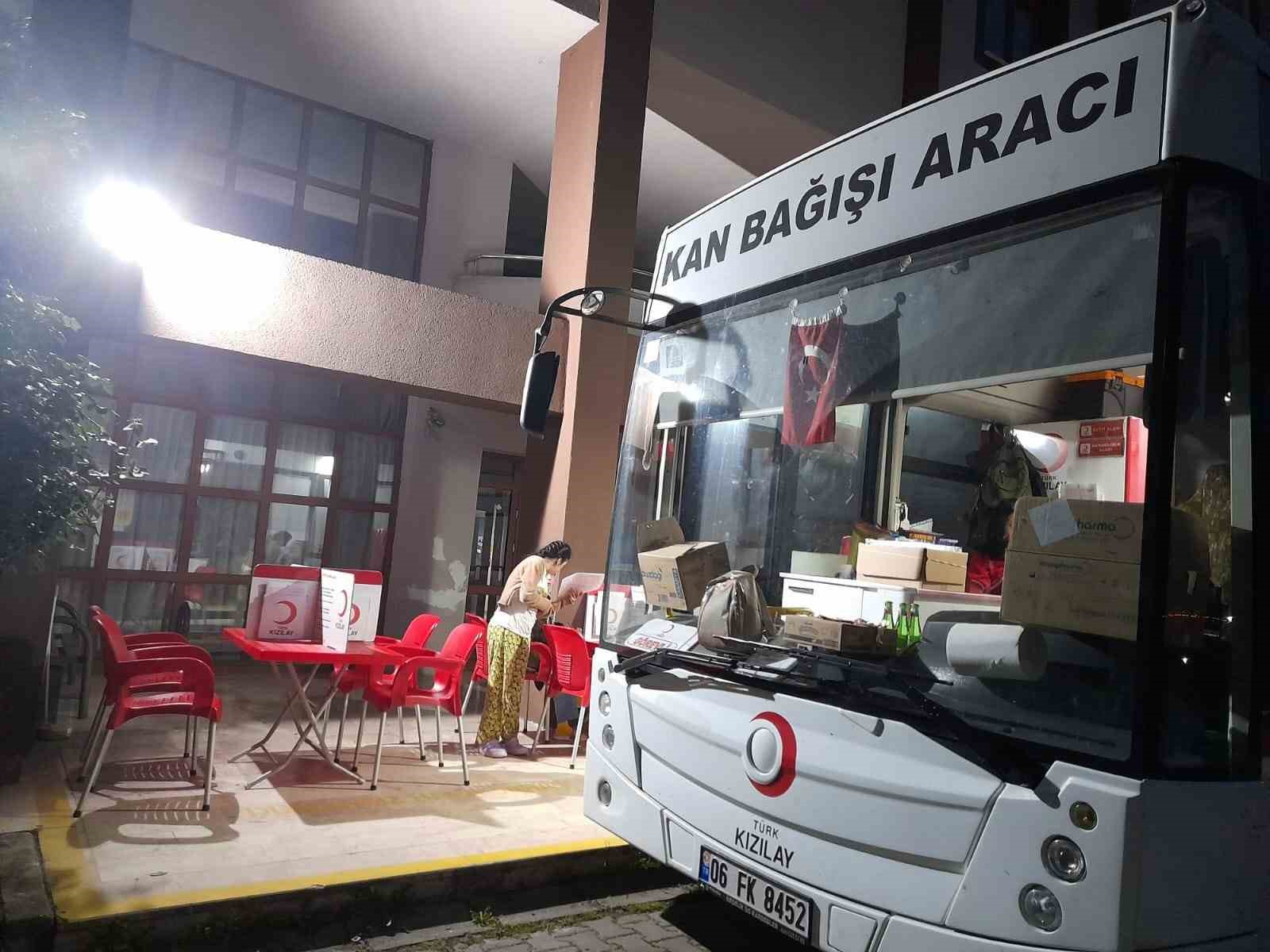 GENÇLER “HAYAT KURTARMAK SENİN KANINDA VAR” DEDİLER VE KAN BAĞIŞINDA