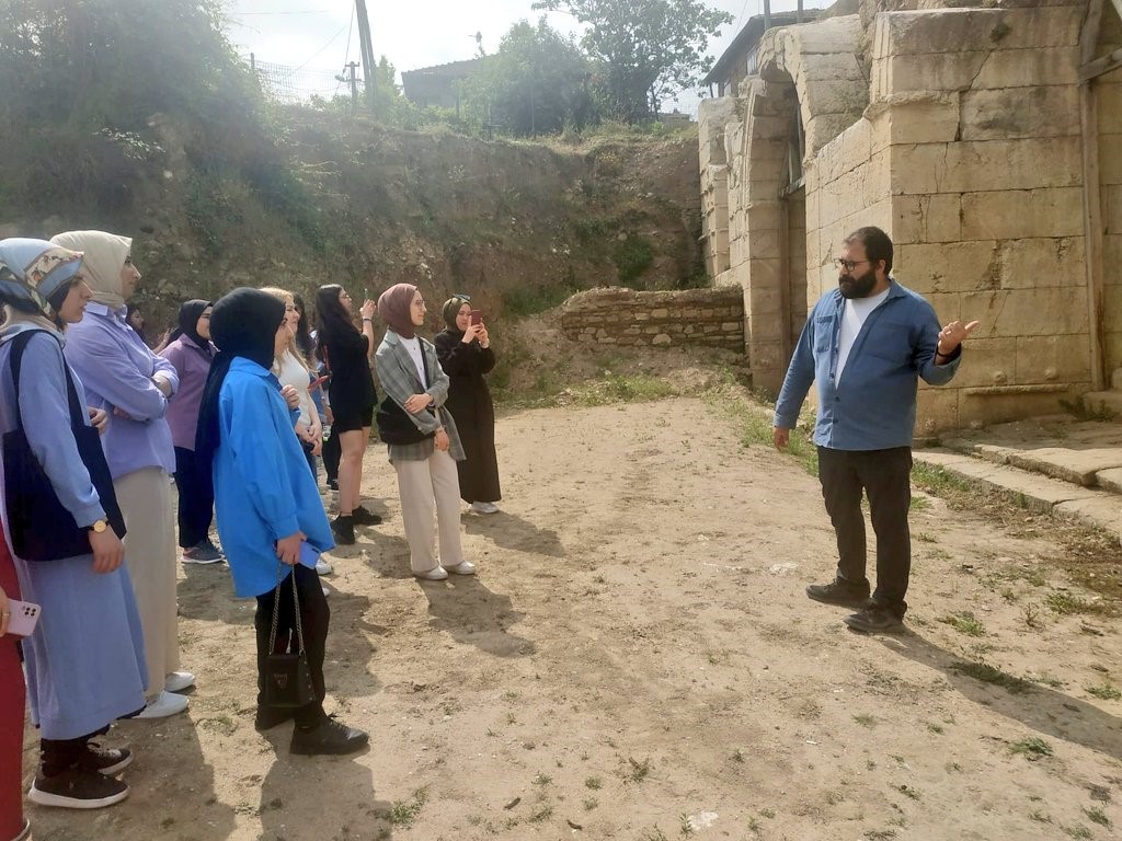 DÜZCE ÜNİVERSİTESİNDE ÖĞRENİM GÖRÜP KONURALP YURDUNDA KALAN GENÇLER MÜZE VE