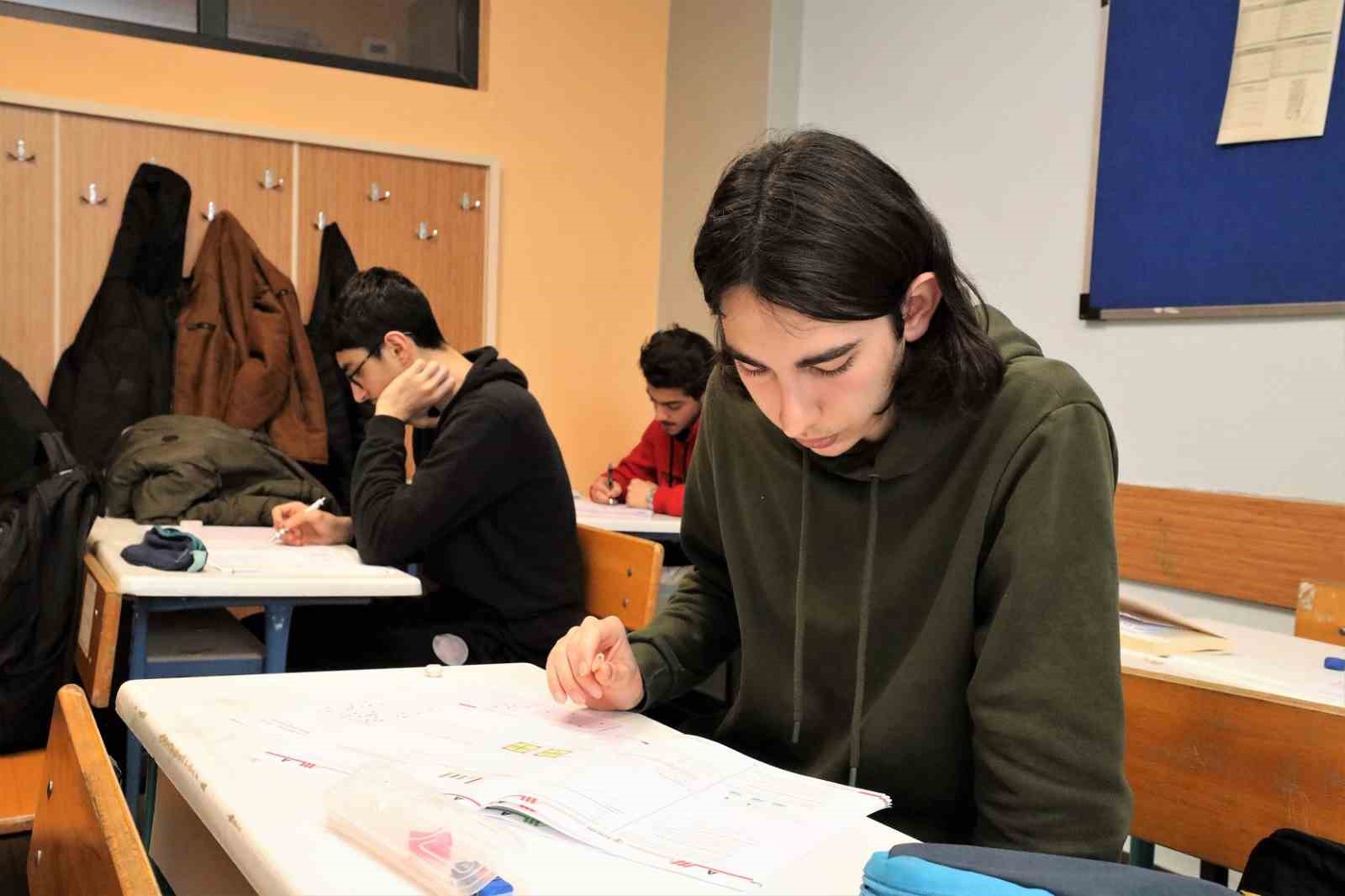 BAŞİSKELE'DE ÜNİVERSİTEYE HAZIRLANAN ÖĞRENCİLER, YÜKSEK ÖĞRETİM KURUMLARI SINAVI’NIN (YKS) PROVASINI
