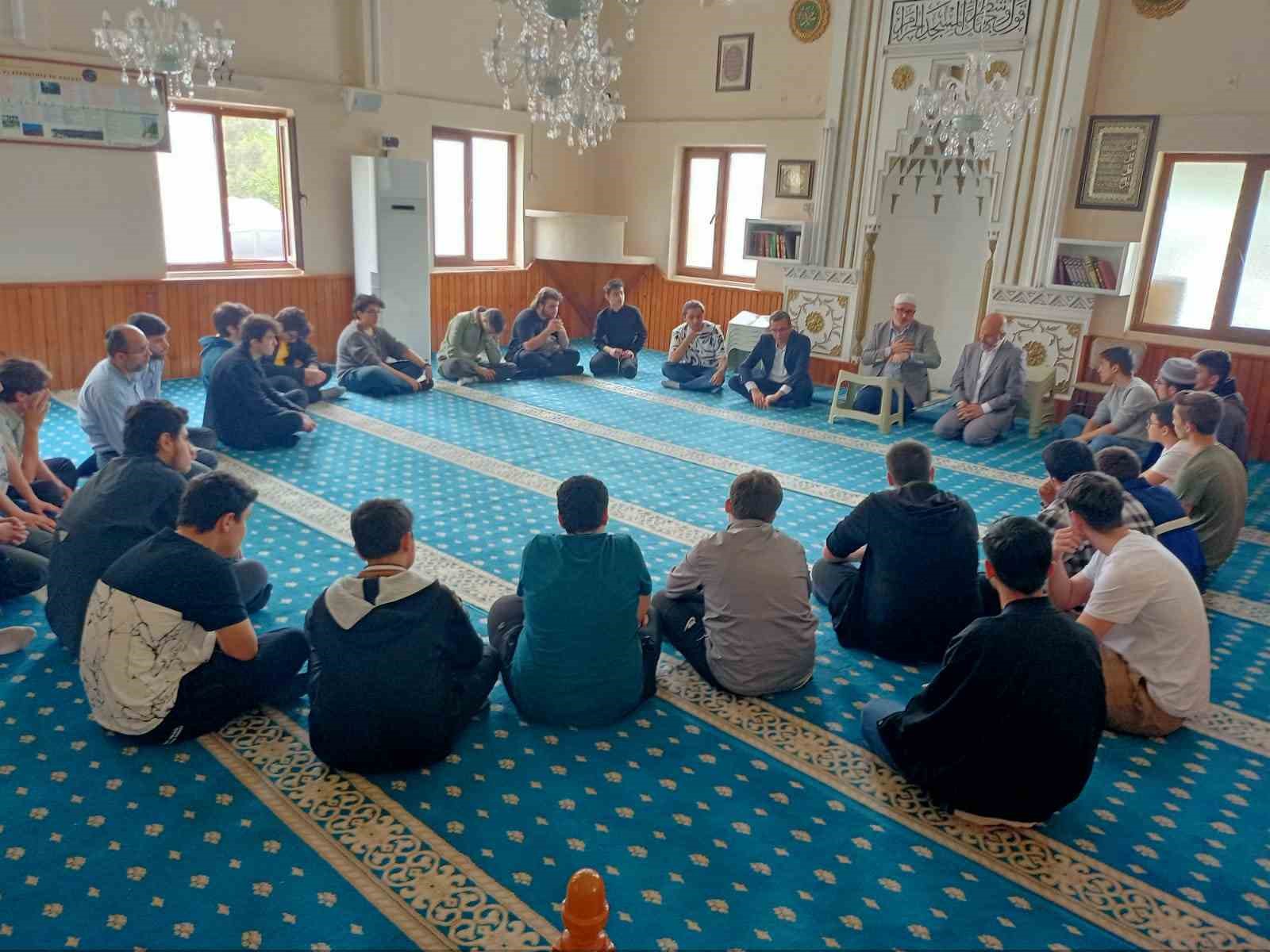 DÜZCE İL MÜFTÜ YARDIMCISI HASAN İZMİRLİ HAFIZ ÖĞRENCİLERLE HEM SOHBET