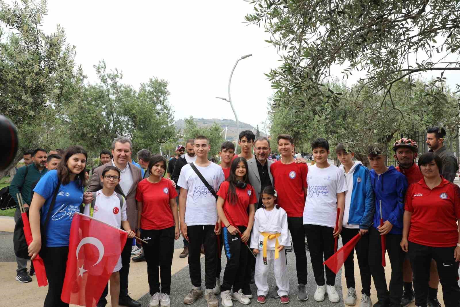 GENÇLİK VE SPOR BAKANI DR. MEHMET MUHARREM KASAPOĞLU, BERGAMA'DA GENÇLERLE