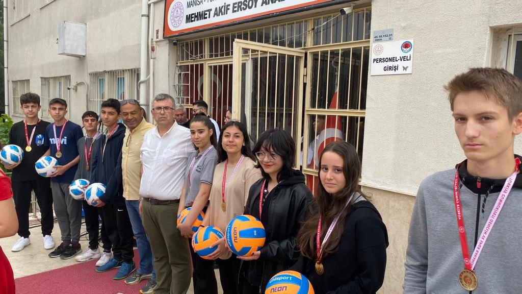 MEHMET AKİF ERSOY ANADOLU LİSESİNDE 19 MAYIS ATATÜRK'Ü ANMA, GENÇLİK