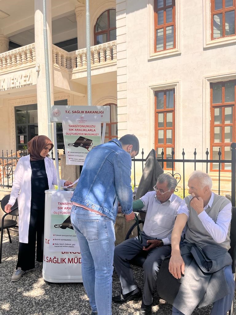 BİNGÖL GENÇ İLÇE SAĞLIK MÜDÜRLÜĞÜ ÖNÜNDE AÇILAN STANT İLE VATANDAŞLARIN