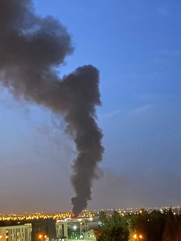ADANA’DA GERİ DÖNÜŞÜM FABRİKASINDA ÇIKAN YANGIN KONTROL ALTINA ALINDI.