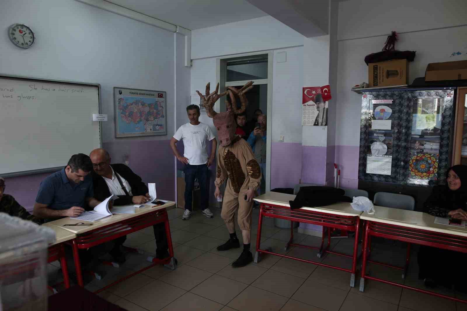 BURSALI TİYATROCU BAHTİYAR KESKİN, CUMHURBAŞKANLIĞI İKİNCİ TUR SEÇİMLERİNDE OY KULLANMAK