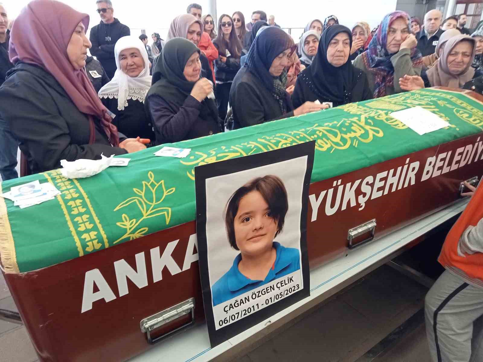 GEZİ KAZASINDA HAYATINI KAYBEDEN ORTAOKUL ÖĞRENCİSİ ÇAĞAN ÖZGEN ÇELİK TOPRAĞA