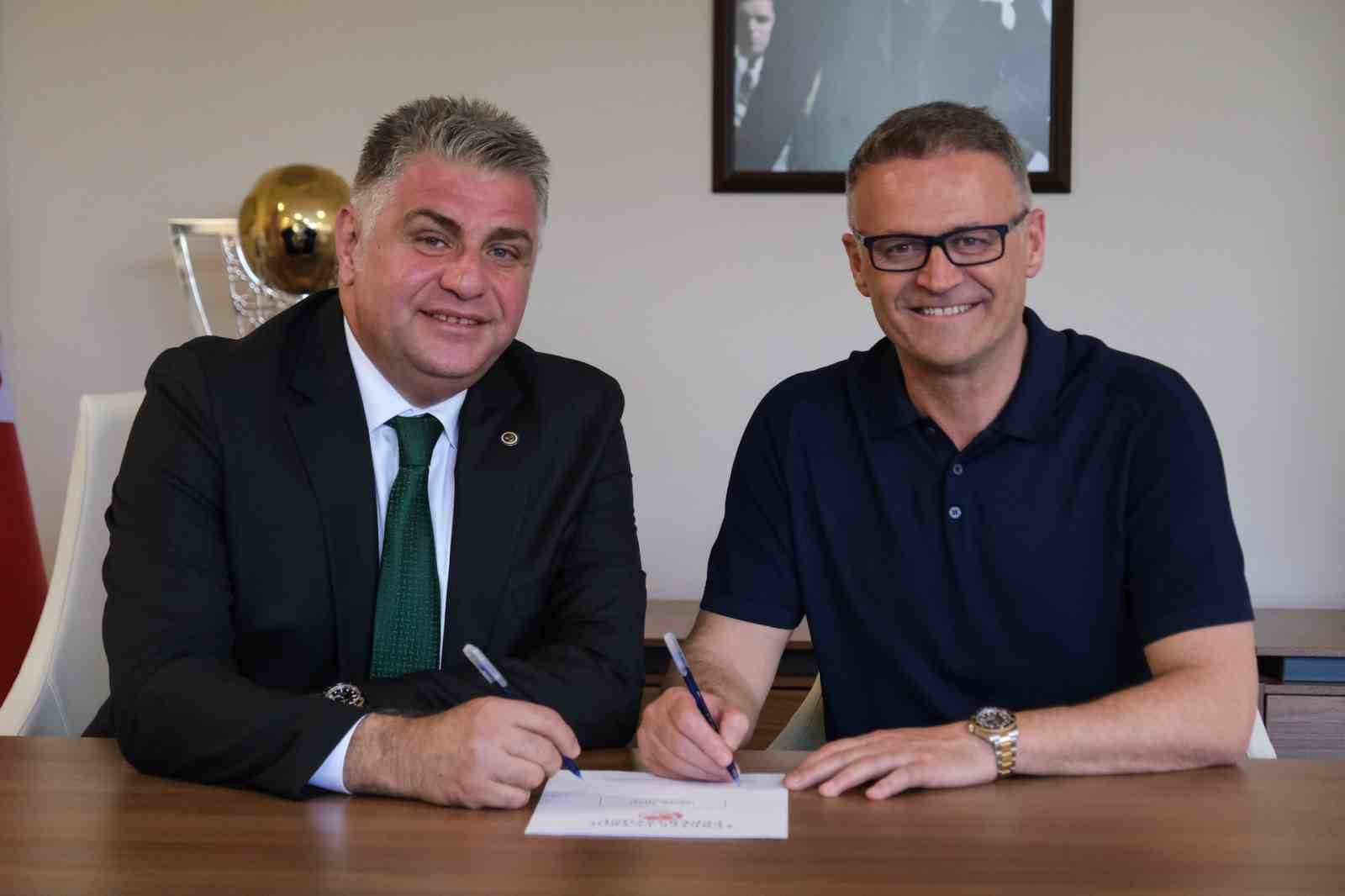 GİRESUNSPOR’DA, TEKNİK DİREKTÖRLÜK GÖREVİNE İRFAN BUZ GETİRİLDİ. BUZ, GİRESUNSPOR İLE
