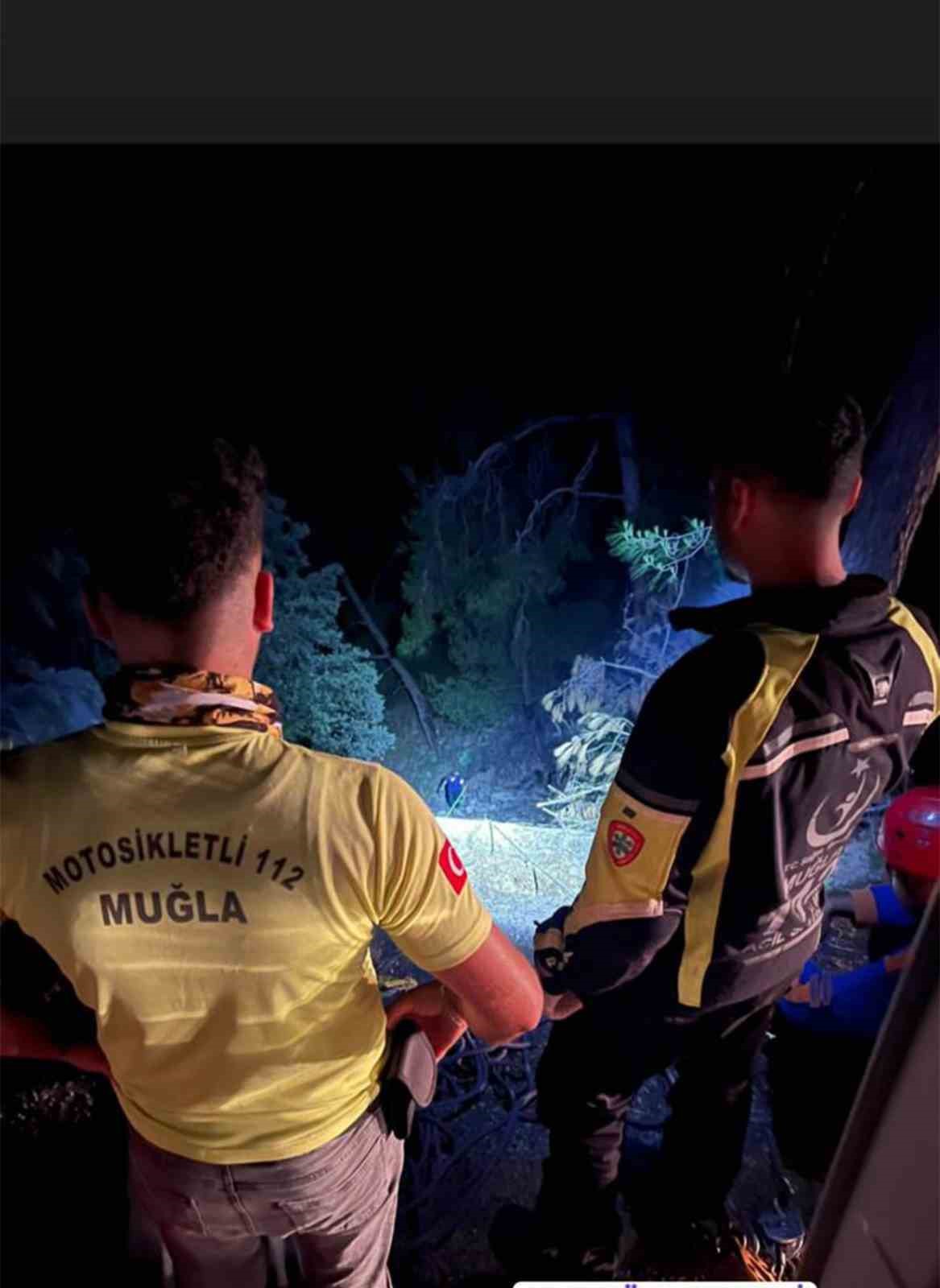 MUĞLA’NIN MENTEŞE İLÇESİNDE MEYDANA GELEN TRAFİK KAZASINDA 40 METRELİK UÇURUMA