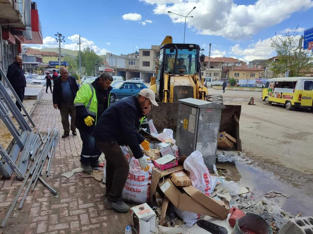 ADIYAMAN'IN GÖLBAŞI BELEDİYESİ DEPREMDEN DOLAYI HASAR GÖREN ŞEHİR İÇİNDE HAFRİYAT