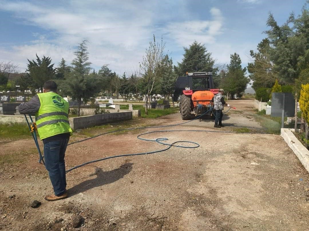 ADIYAMAN'IN GÖLBAŞI BELEDİYESİ PARK VE BAHÇELER MÜDÜRLÜĞÜ EKİPLERİ, ZARARLI BÖCEK