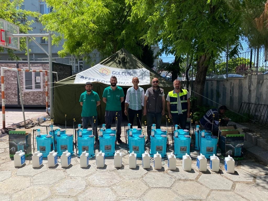 GÖLCÜK BELEDİYESİ EKİPLERİ, DEPREM BÖLGESİ HATAY'DA MAHALLE MAHALLE GEZEREK ERZAK
