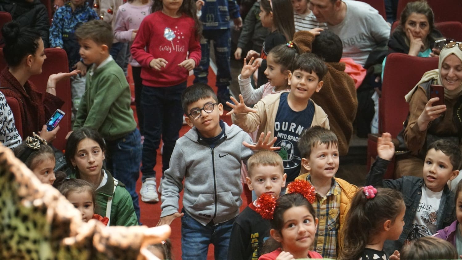 GÖLCÜK BELEDİYESİ TARAFINDAN İKİ GÜN PEŞ PEŞE DÜZENLENEN TİYATRO GÖSTERİLERİNDE
