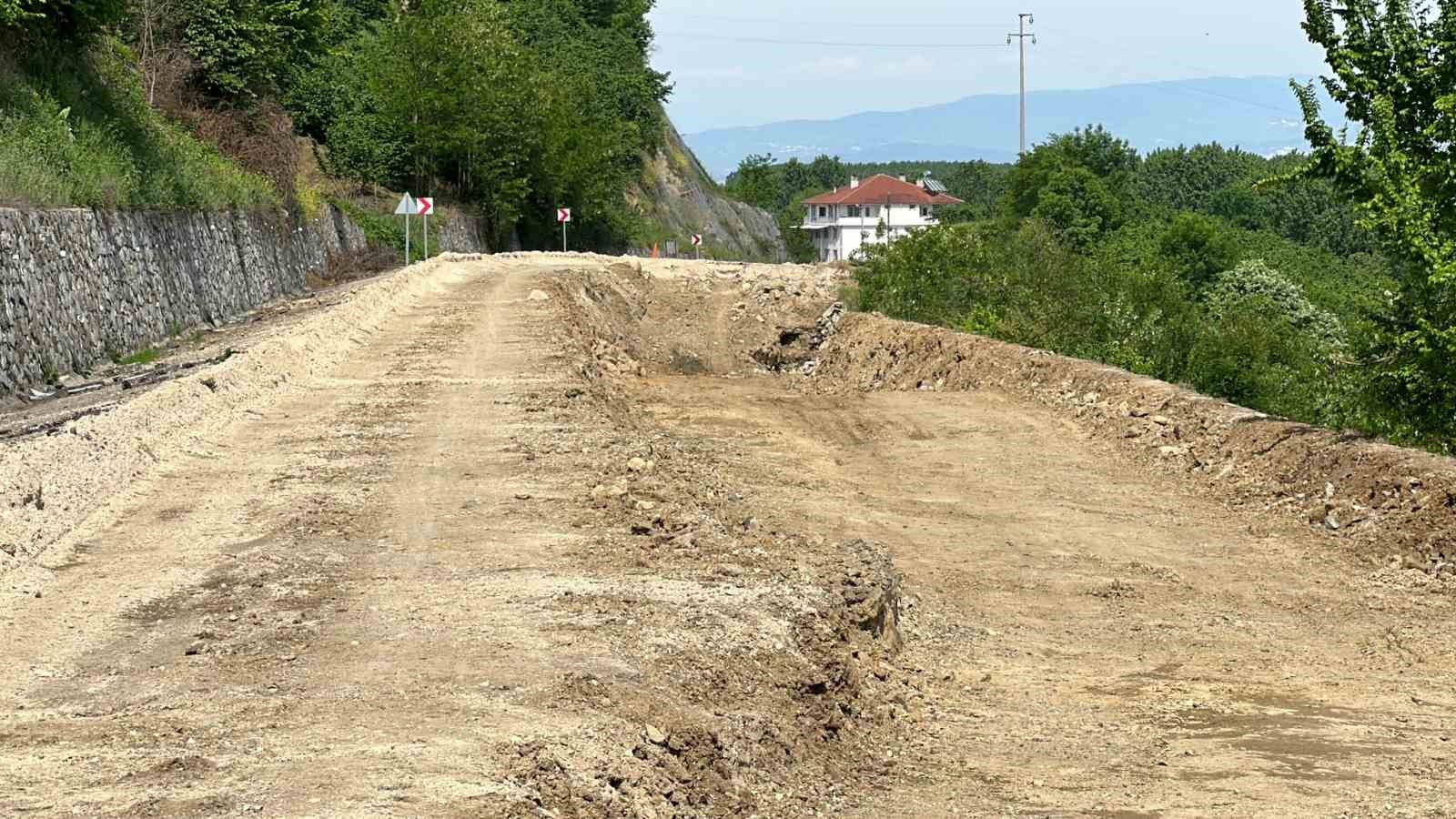 DÜZCE’NİN GÖLYAKA İLÇESİNDE GEÇTİĞİMİZ GÜNLERDE MEYDANA GELEN ÇÖKMENİN ARDINDAN KARAYOLLARI