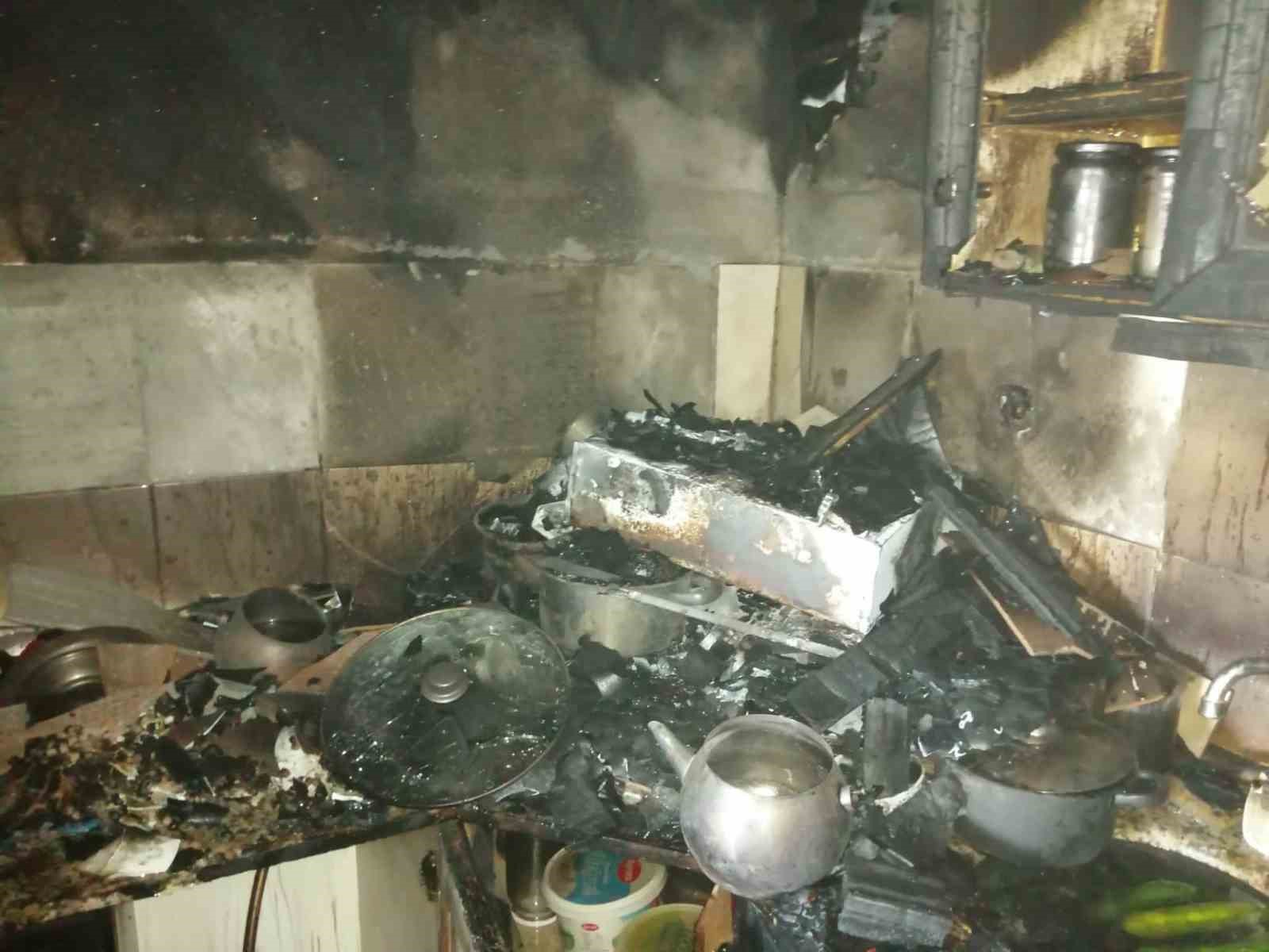 BALIKESİR'İN GÖNEN İLÇESİ KARŞIYAKA MAHALLESİNDE ÇIKAN YANGINDA EVDE MADDİ HASAR