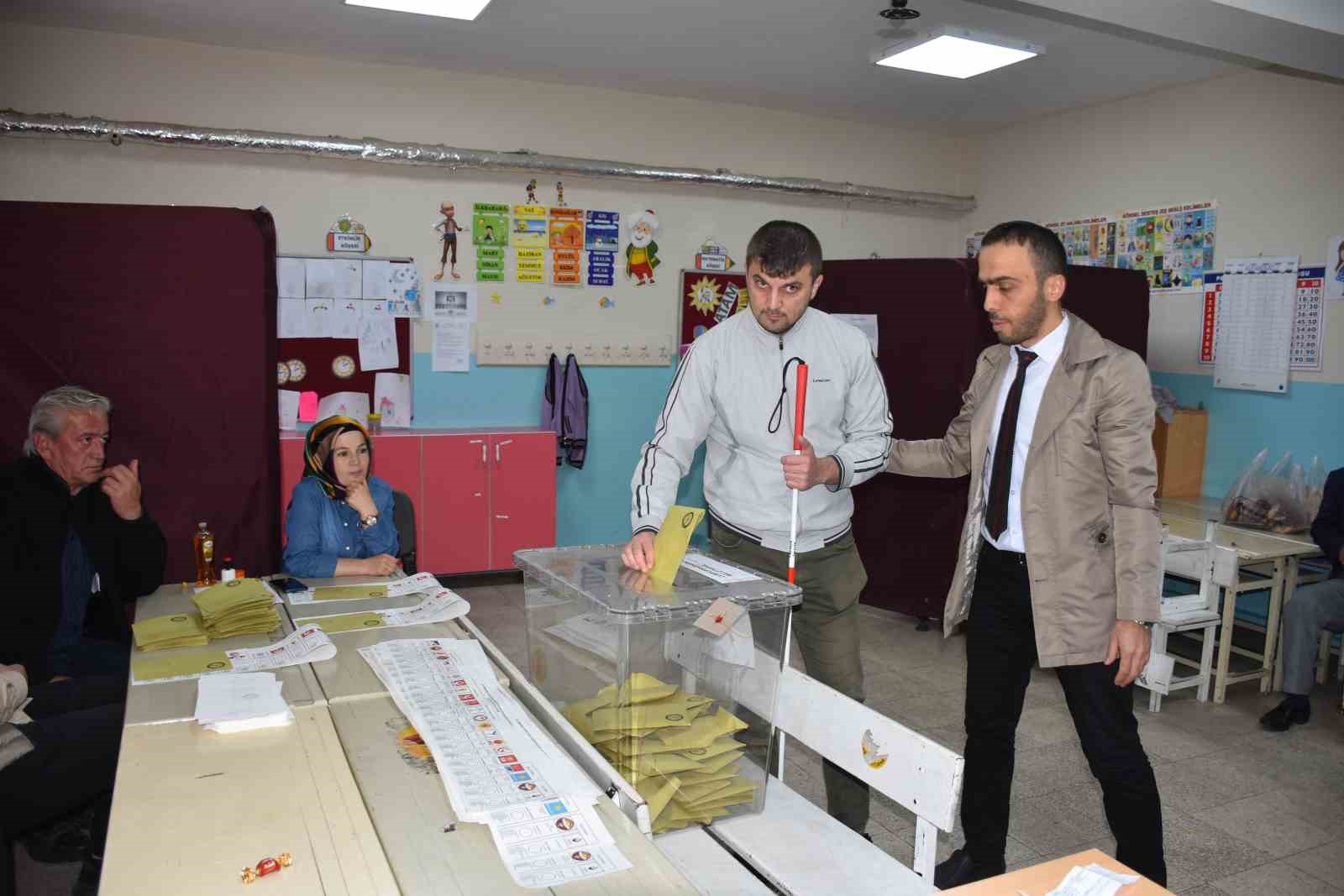HENDEK İLÇESİNDE İKAMET EDEN GÖRME ENGELLİ YUSUF DURDURMUŞ, KENDİLERİNE ÖZEL