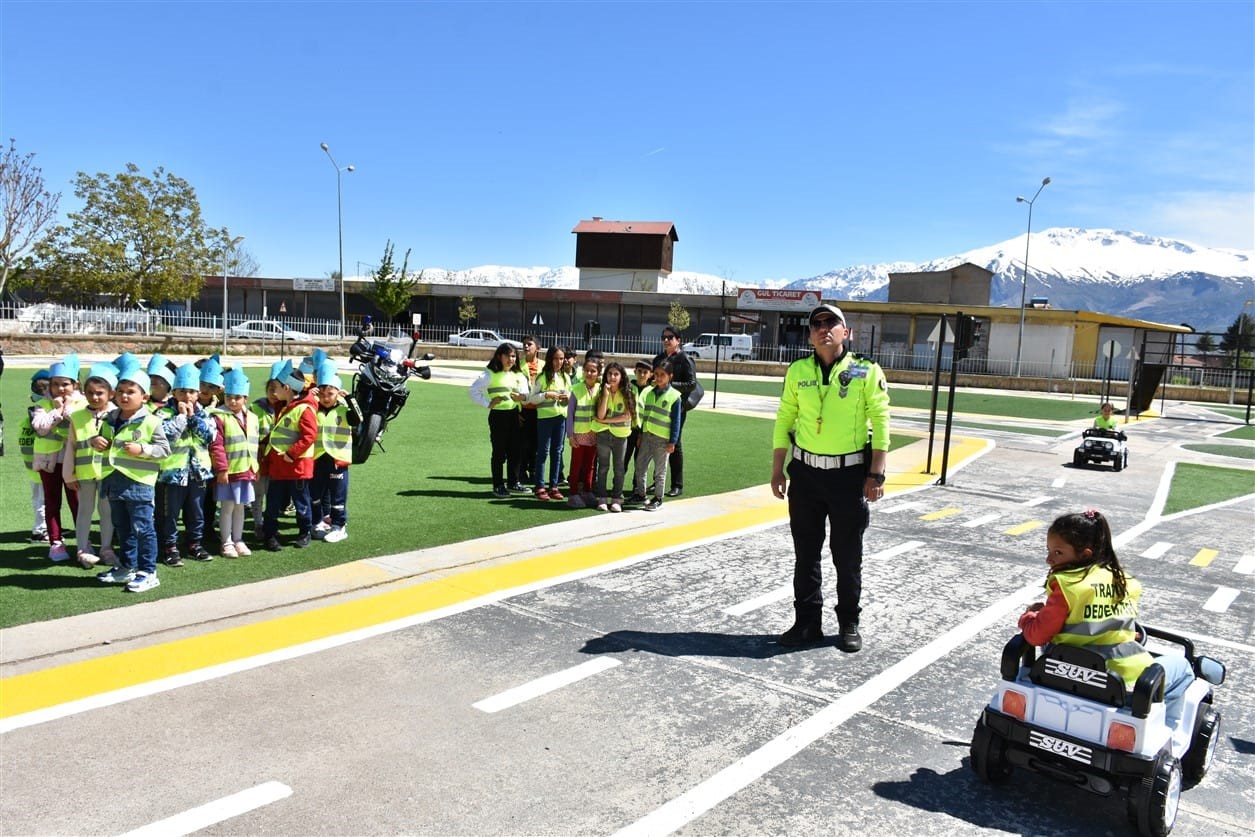 1-7 MAYIS TARİHLERİ ARASINDA KUTLANAN TRAFİK HAFTASI ETKİNLİKLERİ ÇERÇEVESİNDE ERZİNCAN