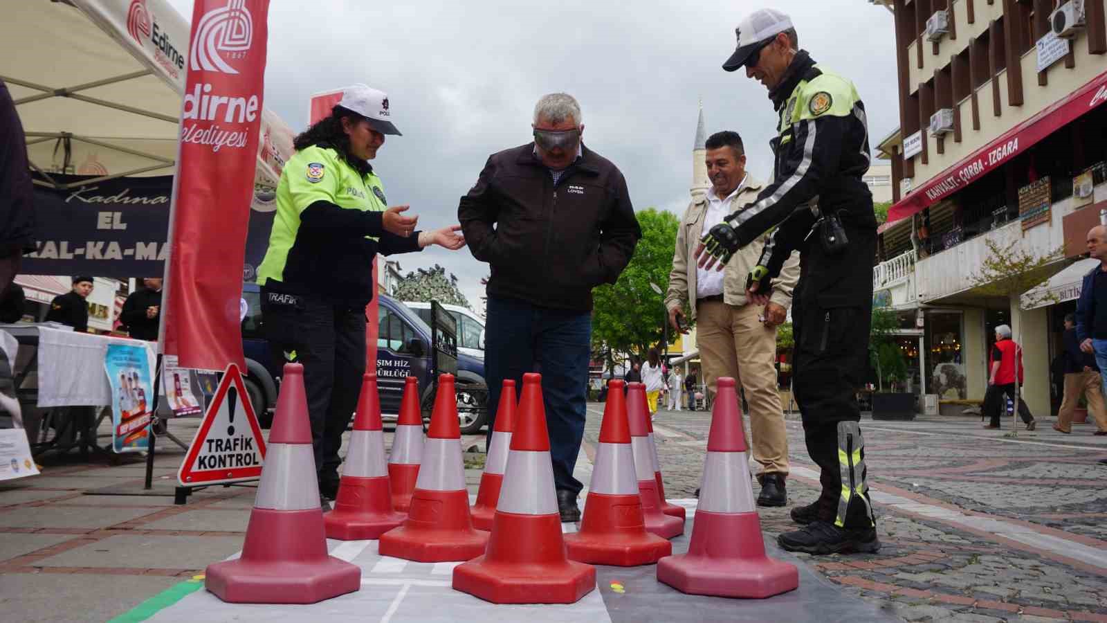 EDİRNE'DE "KARAYOLU TRAFİK HAFTASI" DOLAYISIYLA DÜZENLENEN ETKİNLİKTE, ALKOLLÜ ARAÇ KULLANIMIN