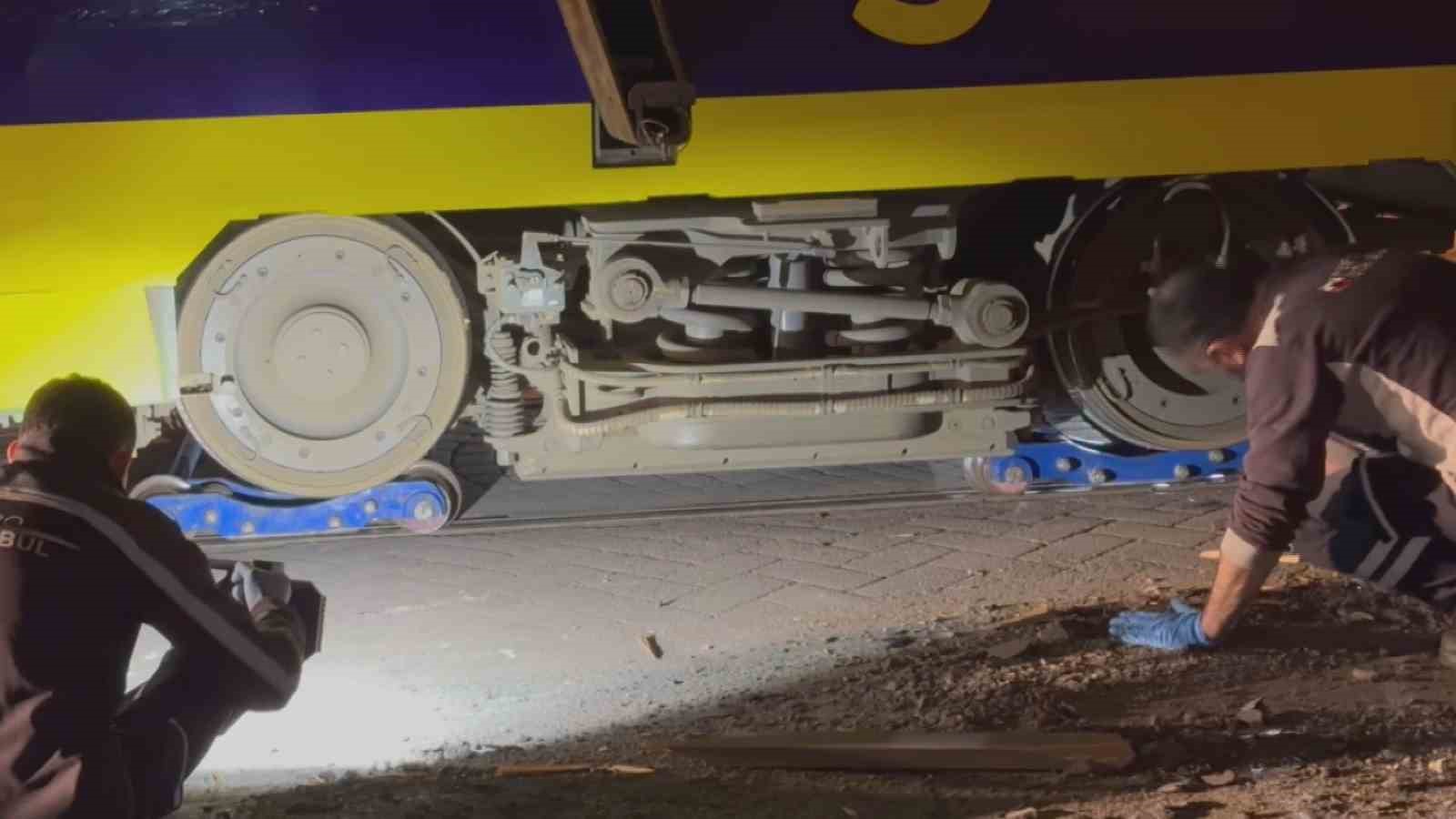 GÜLHANE’DE TRAMVAY RAYDAN ÇIKTI
