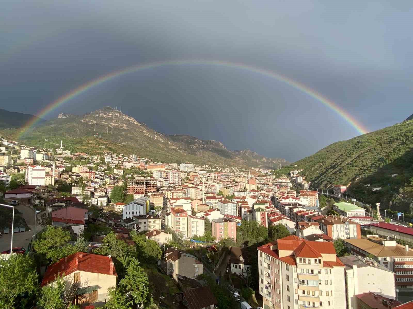 GÜMÜŞHANE KENT MERKEZİNDE ETKİLİ OLAN YAĞIŞLARIN ARDINDAN GÜNEŞİN YÜZÜNÜ GÖSTERDİĞİ