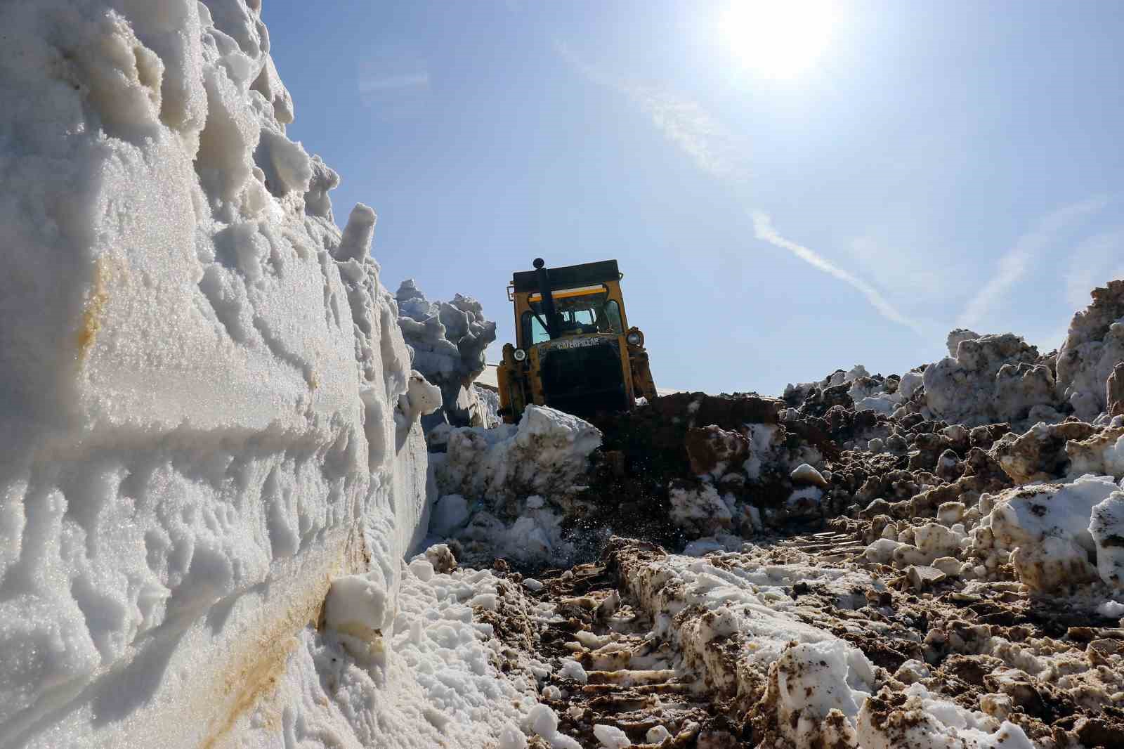 GÜMÜŞHANE’DE MAYIS AYININ İKİNCİ YARISINDA YÜKSEK KESİMLERDE YÜKSEKLİĞİ YER YER