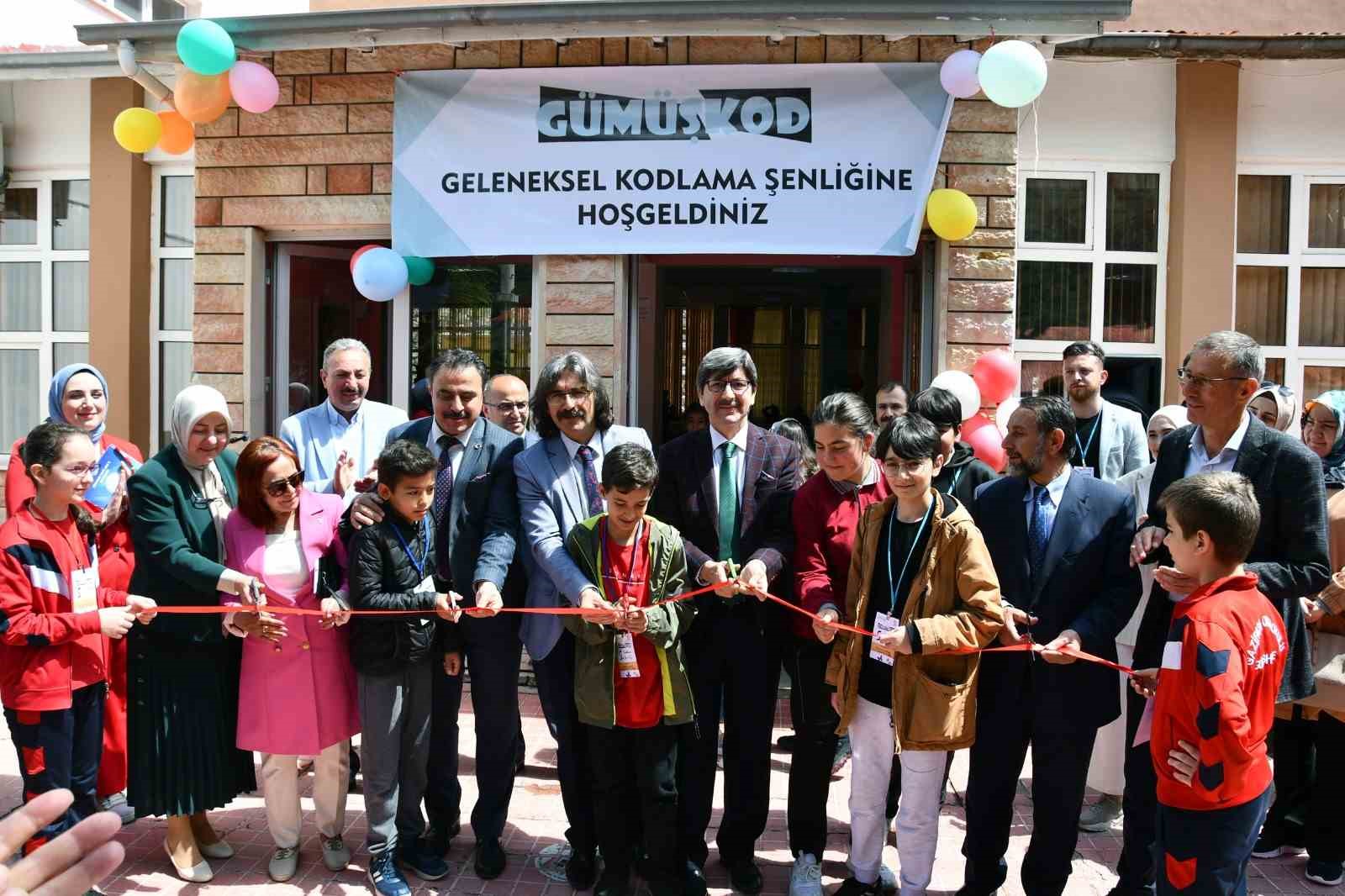 GÜMÜŞHANE’DE YIL BOYUNCA DANIŞMAN ÖĞRETMEN VE ÖĞRENCİLERİN EMEK HARCADIĞI, ROBOTLARIN,