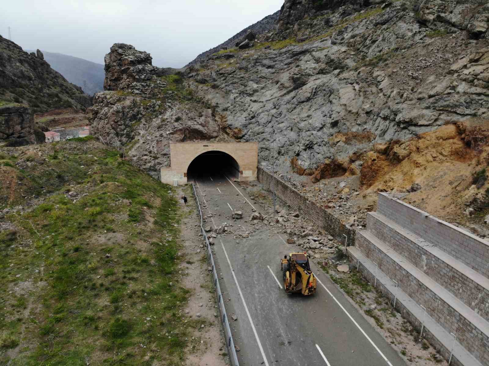 GÜMÜŞHANE’DE ÇEVRE YOLUNUN KENT GİRİŞİNDE DAĞ YAMACINDAN KOPAN DEV KAYALAR