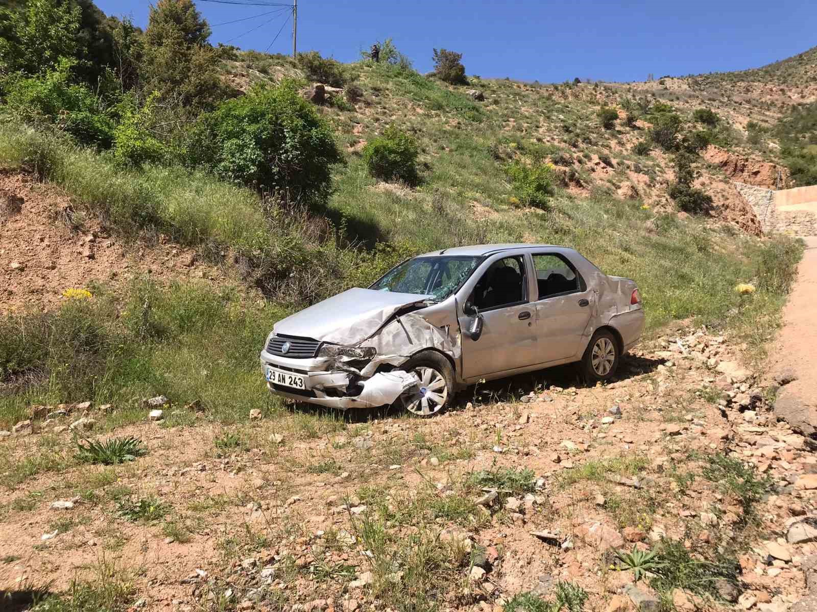 GÜMÜŞHANE’DE SÜRÜCÜSÜNÜN DİREKSİYON HÂKİMİYETİNİ KAYBETTİĞİ OTOMOBİL VİRAJI ALAMAYINCA DUVARA ÇARPTI.