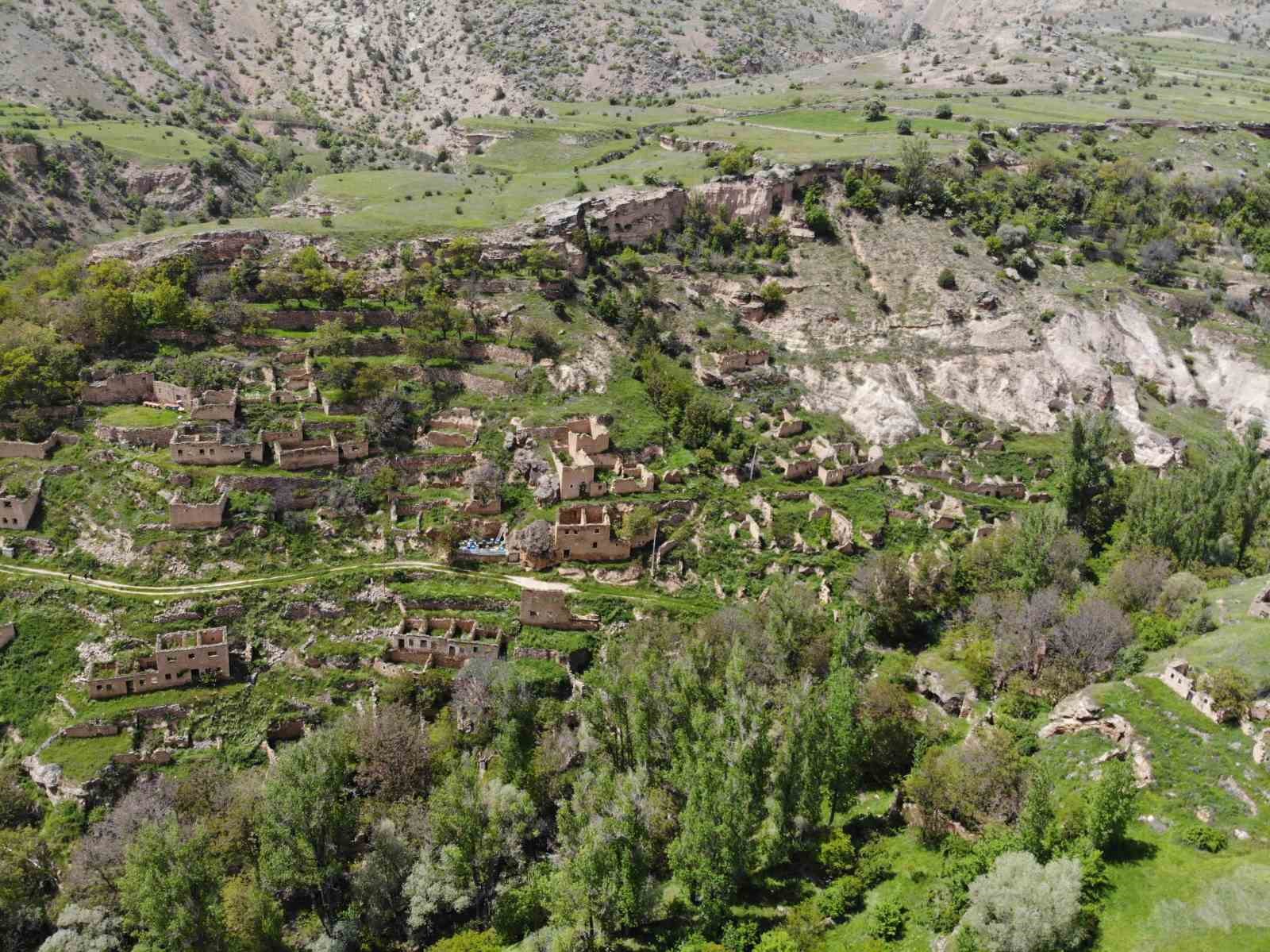 GÜMÜŞHANE’NİN TEKKE KÖYÜNDE, KENTİN İLK YERLEŞİM YERLERİNDEN OLAN VE MARDİN’DEKİ