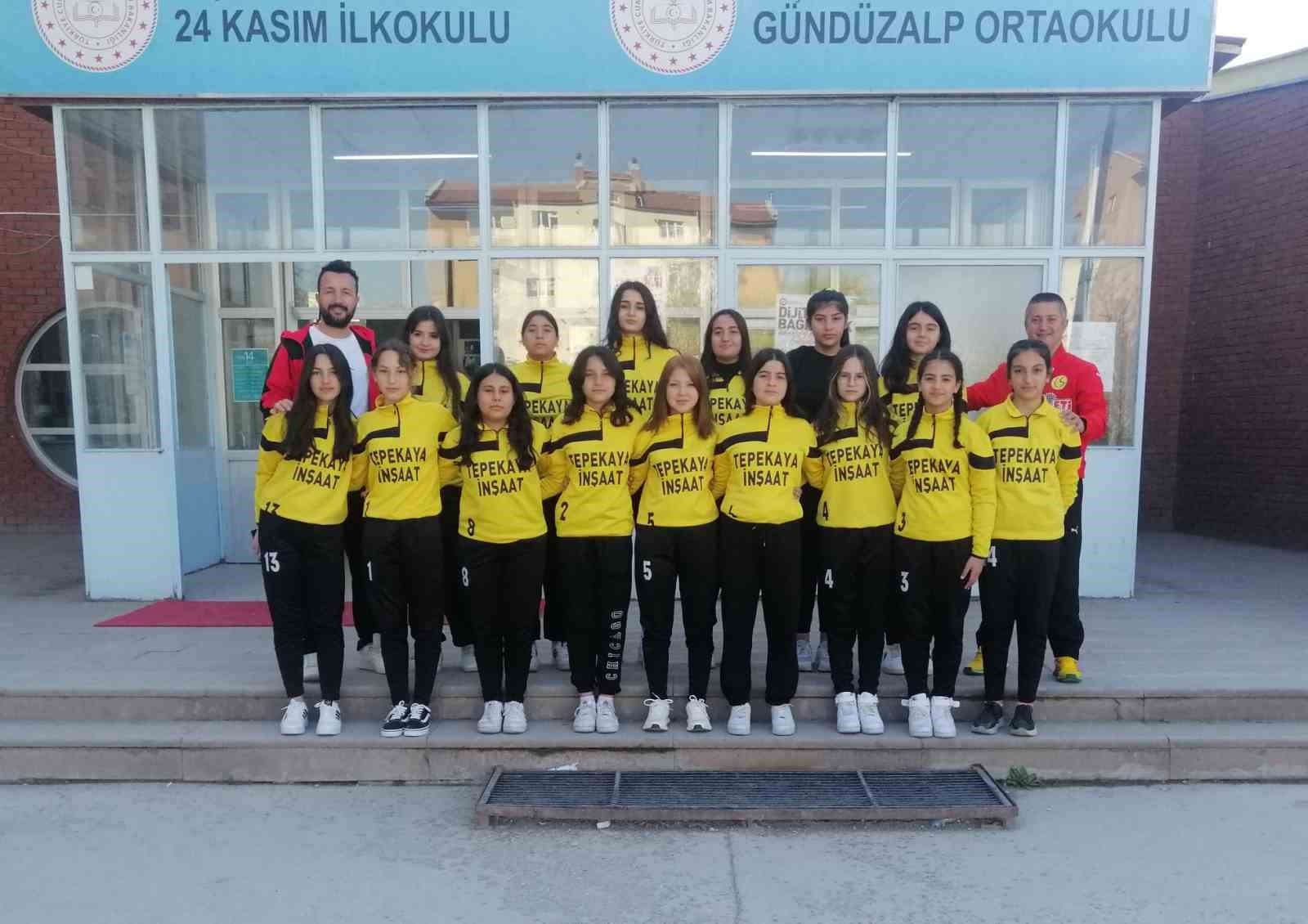 Gündüzalp Ortaokulu Türkiye Şampiyonası Grup Elemelerine katılıyor ESKİŞEHİR GÜNDÜZALP ORTAOKULU KIZ FUTBOL TAKIMI GRUP MÜSABAKALARINDA ESKİŞEHİR’İ TEMSİL