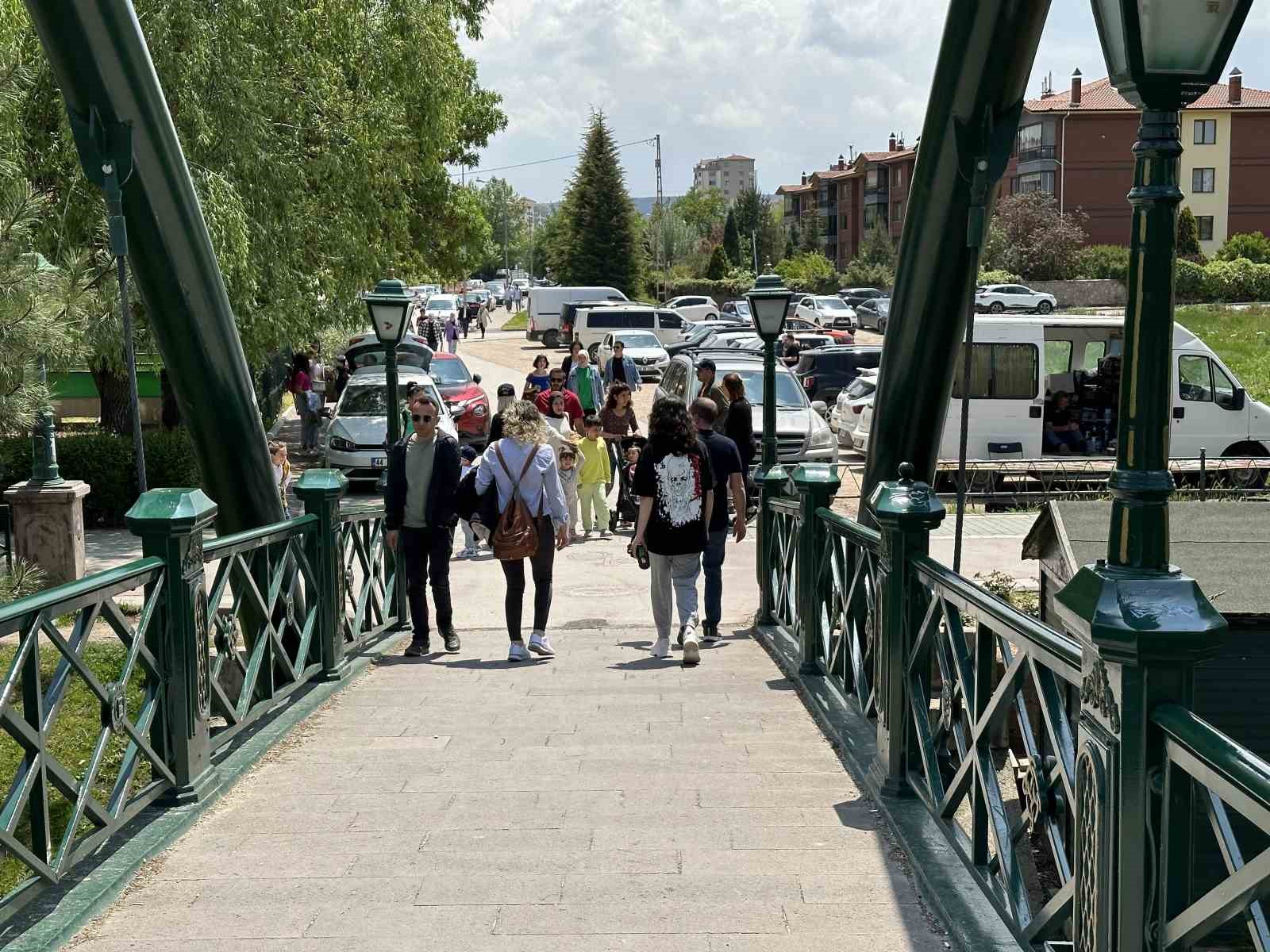 ESKİŞEHİR’DE SICAK HAVAYI FIRSAT BİLEN VATANDAŞLAR PAZAR TATİLİNİ DEĞERLENDİRMEK İÇİN