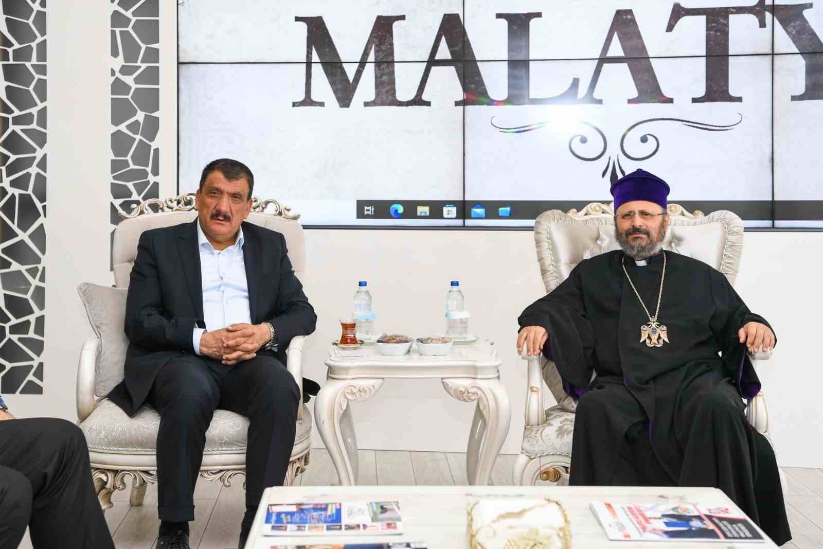 TÜRKİYE ERMENİ PATRİĞİ SAHAK MAŞALYAN VE BERABERİNDEKİ HEYETİ KABUL EDEN